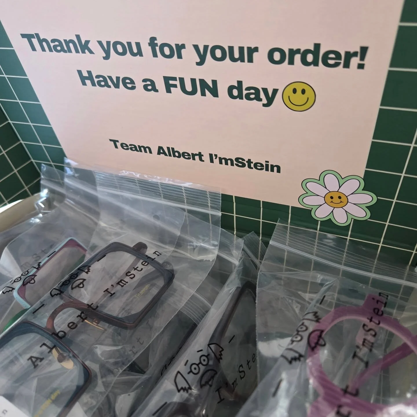 Funny nieuwe zonnebrillen en monturen binnen.

Albert I'mstein, uitvinder van originele brillen👏

#nieuw #collection #fun #original