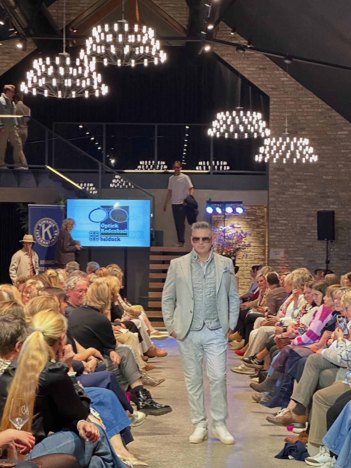 Nog even een terugblik op de modeshow van vorige week, georganiseerd door @kiwanisbachtendekupelajoconde waar wij met onze winkel mee deden met Belgische brillen van @binoche_eyewear en Natan eyewear ❤️
