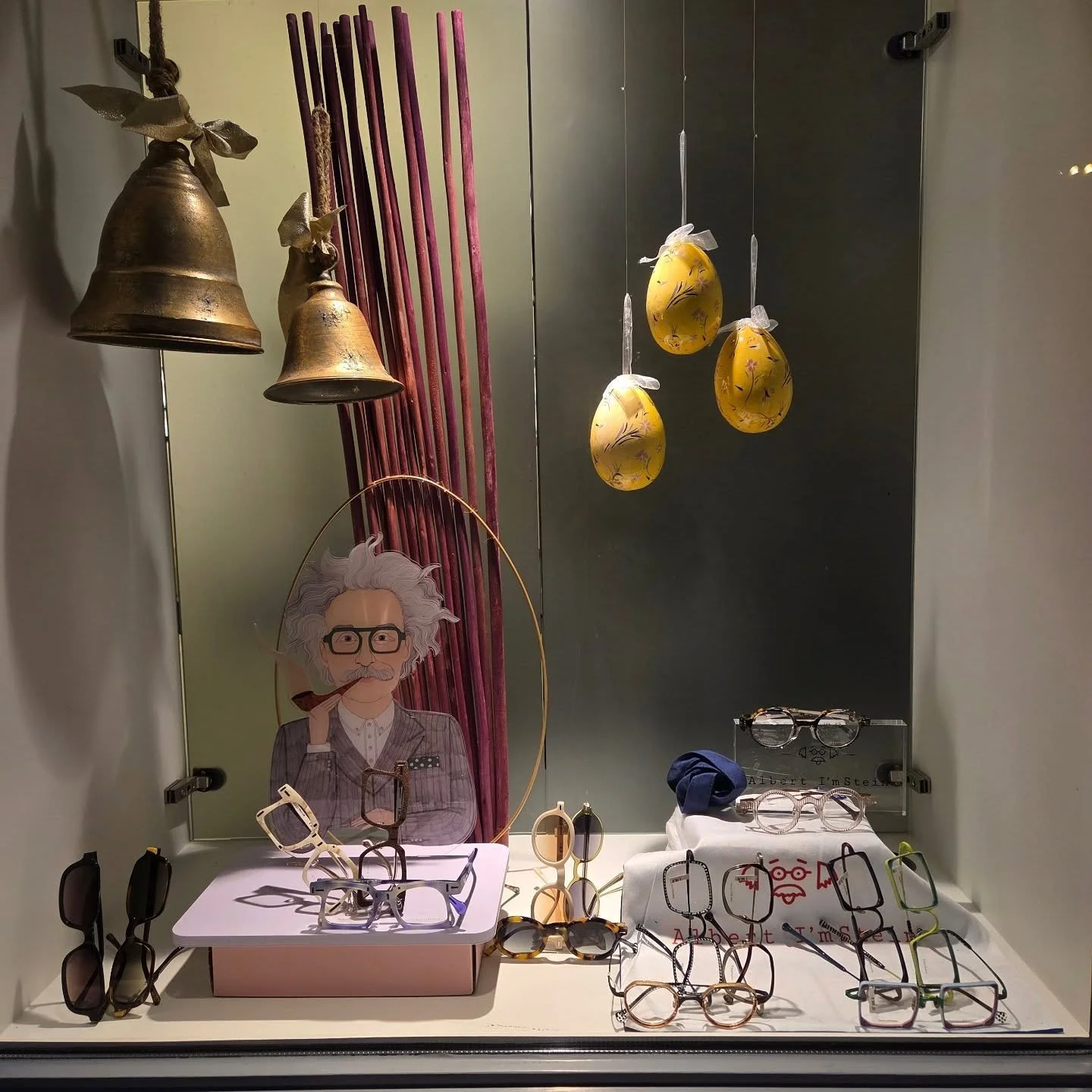 Met Pasen vieren we het nieuwe begin.🐣
De lente trekt met zonneschijn de huizen in.🌞
Zet je bril maar op en kijk eens om je heen.😎
Zoveel kleur en bloemen, mooier is er geen.💐

Fijn Pasen.