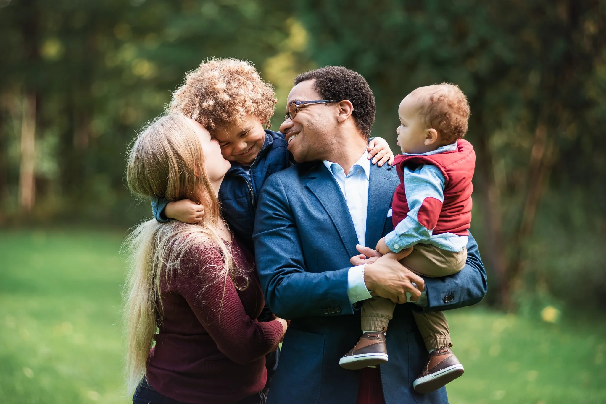 family in well coordinated outfit for a family photo session