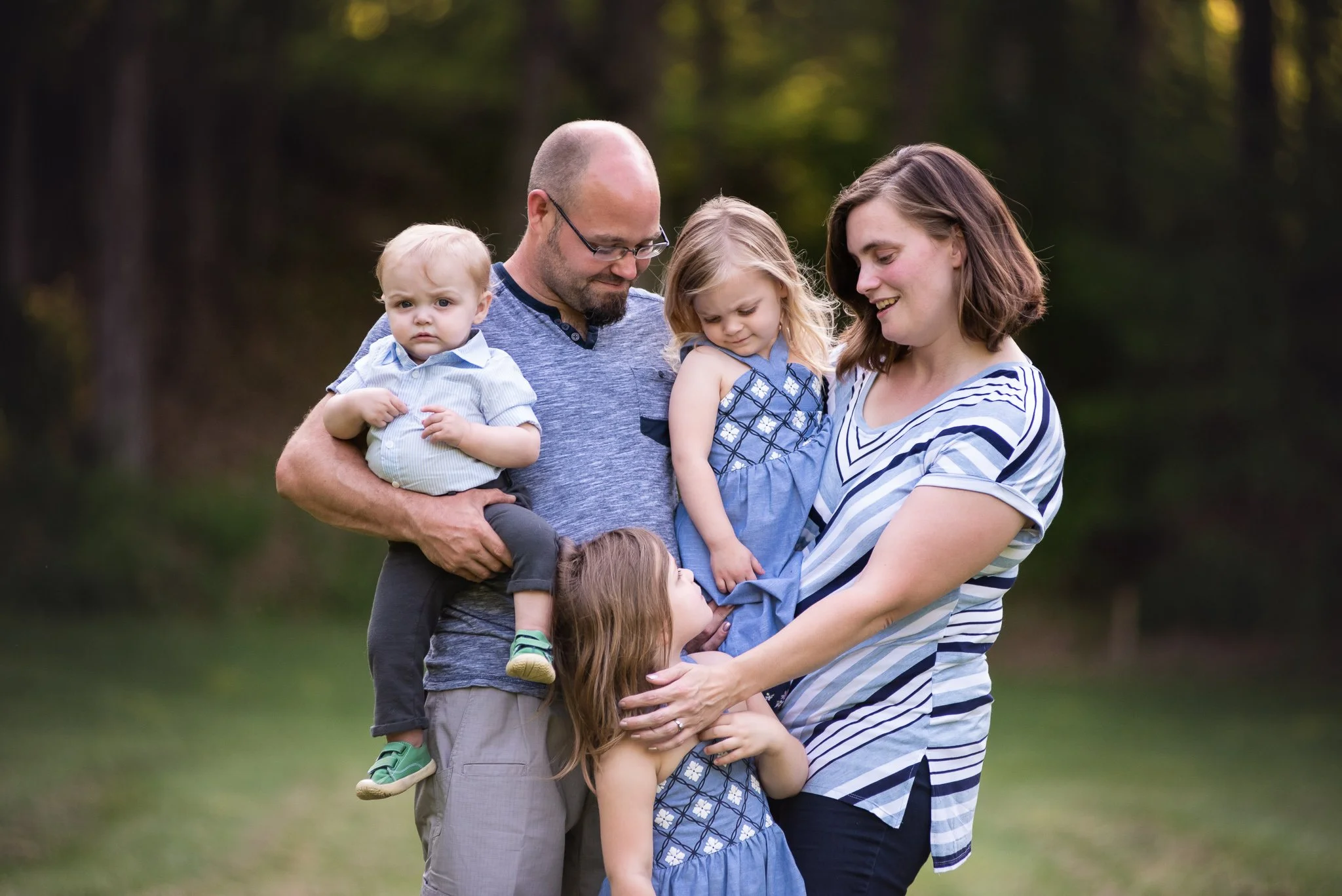 relaxed outdoor family photo session in a park