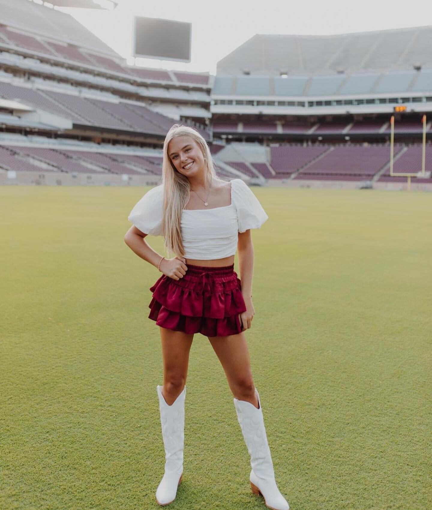 How epic is @threadsboutiquebcs&rsquo;s photoshoot in Kyle Field?! Get game day ready with their amazing selection ❤️🏈🛍
.
.
.
@jonescrossingtx #jonescrossing #jonescrossingtx #jonescrossingtexas #collegestation #collegestationtexas #collegestationt