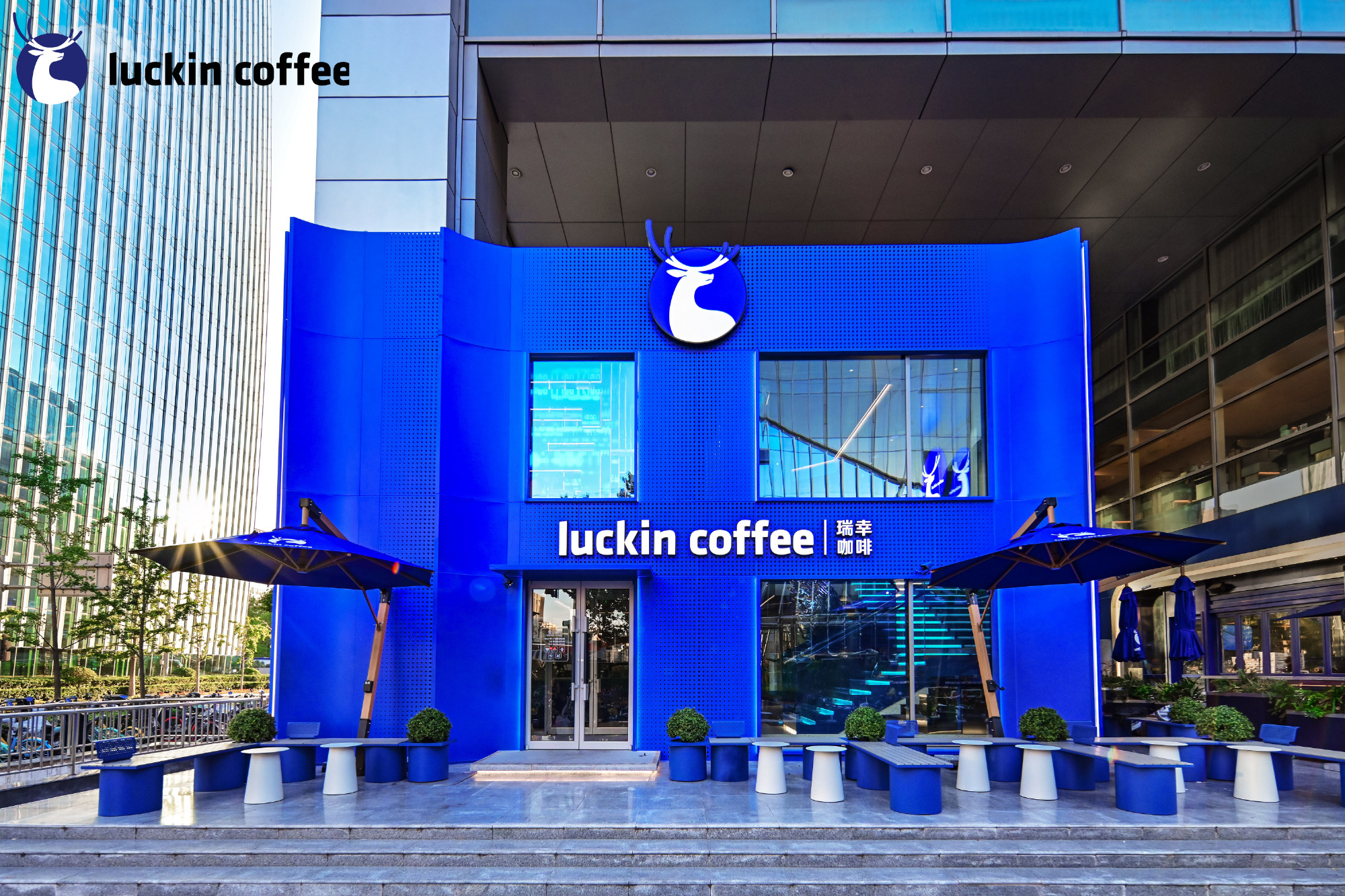 Luckin Coffee Unveils Ren Zhe Sculpture at 20,000th Store
