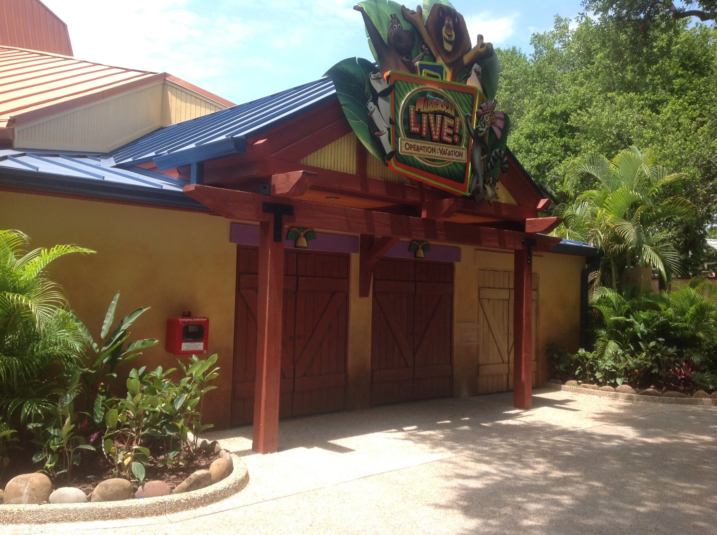 Busch Gardens Stanleyville Theater-Madagascar Live