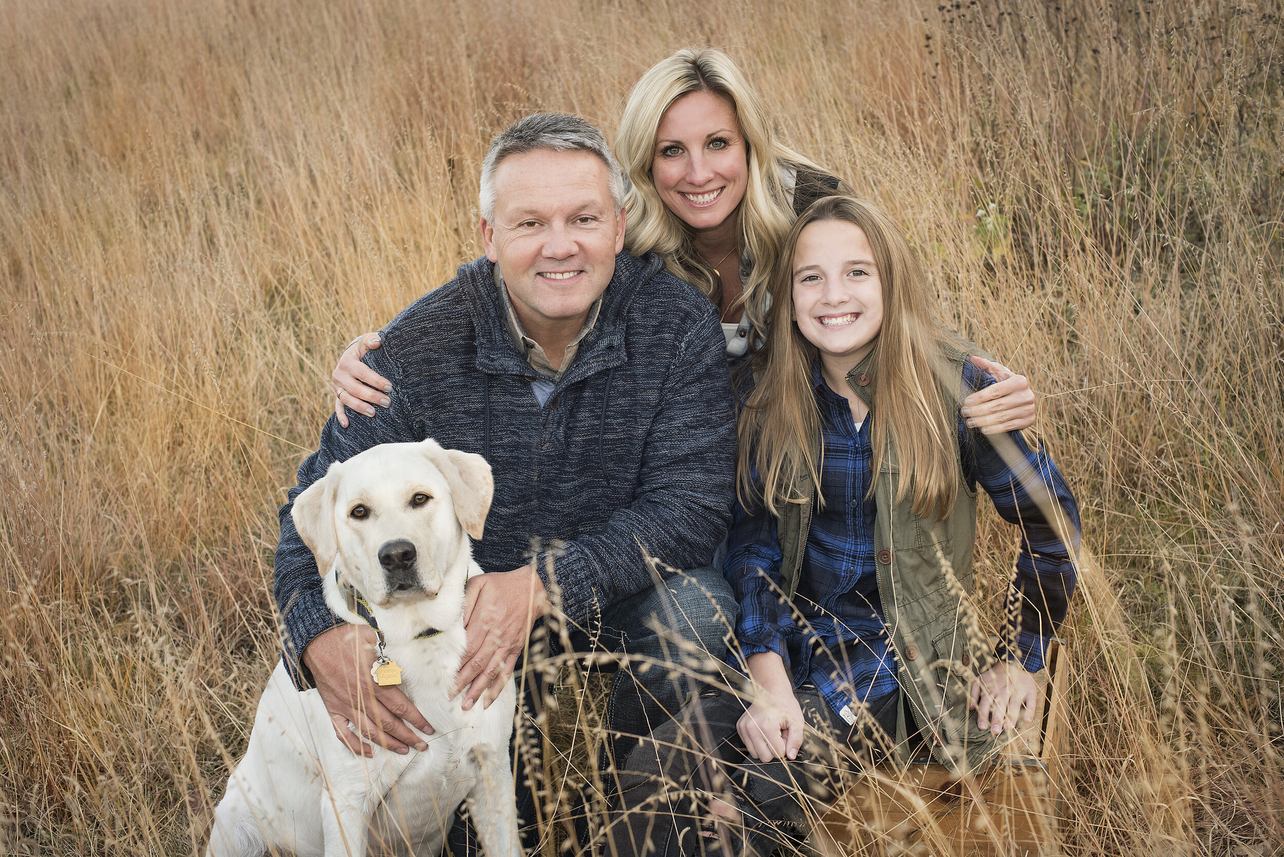 Family-photos-in-field-fall.jpg