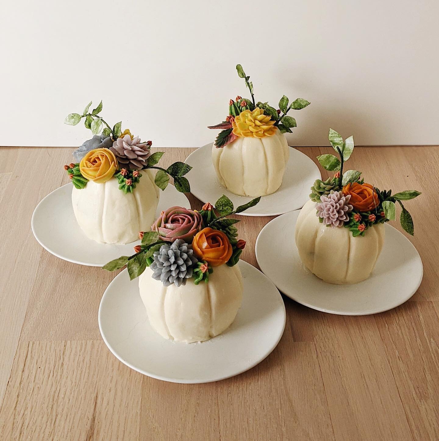 #waybackwednesday these pumpkin cake centerpieces with buttercream succulents and wafer paper leaves from last fall - see how i made them in my &ldquo;🎃cakes&rdquo; highlight 🍁 I can&rsquo;t believe it&rsquo;s already December! With a newborn in to
