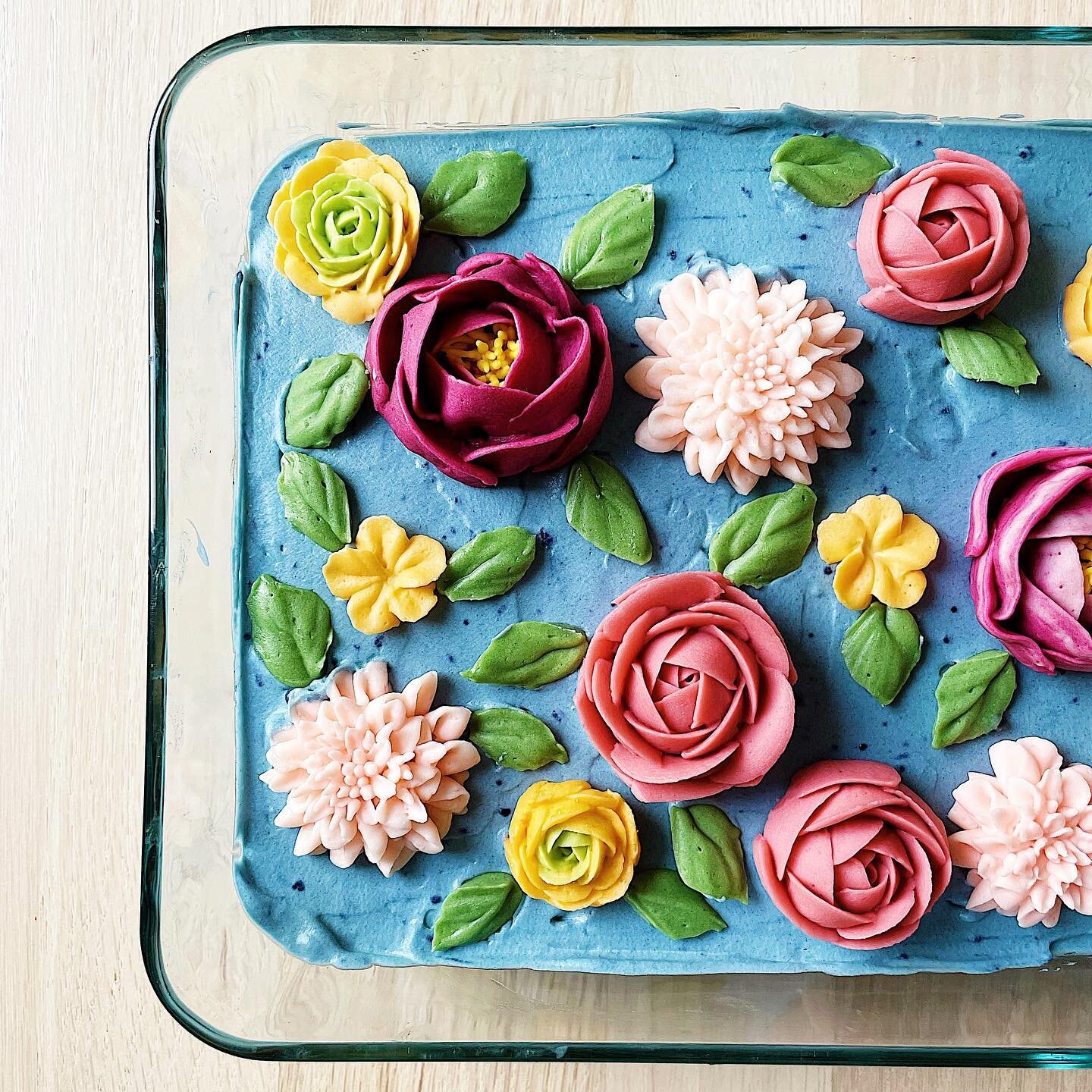 Happy Mother&rsquo;s Day! It&rsquo;s my first Mother&rsquo;s Day, and it&rsquo;s been a minute since I piped buttercream flowers. Swipe for piping tip deets, including @g.g.cakraft&rsquo;s GG 102 tip for the pale pink dahlias!
.
It felt good to take 