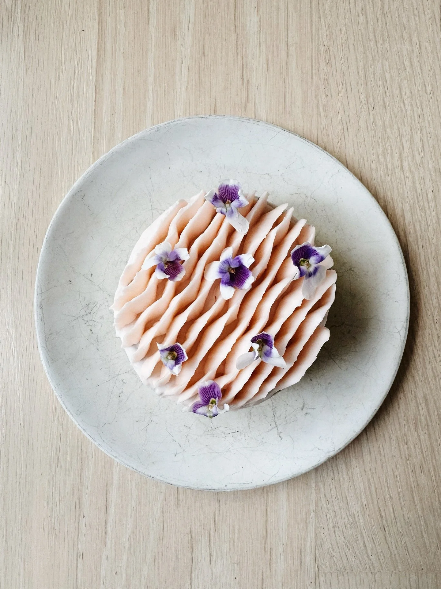 @mollybaz&rsquo;s earl grey cake with Italian meringue buttercream and backyard violets for queen @pam.damonium&rsquo;s tea shindig

Buttercream piping squeal-for-squeal from @grandopening___ &lsquo;s playbook