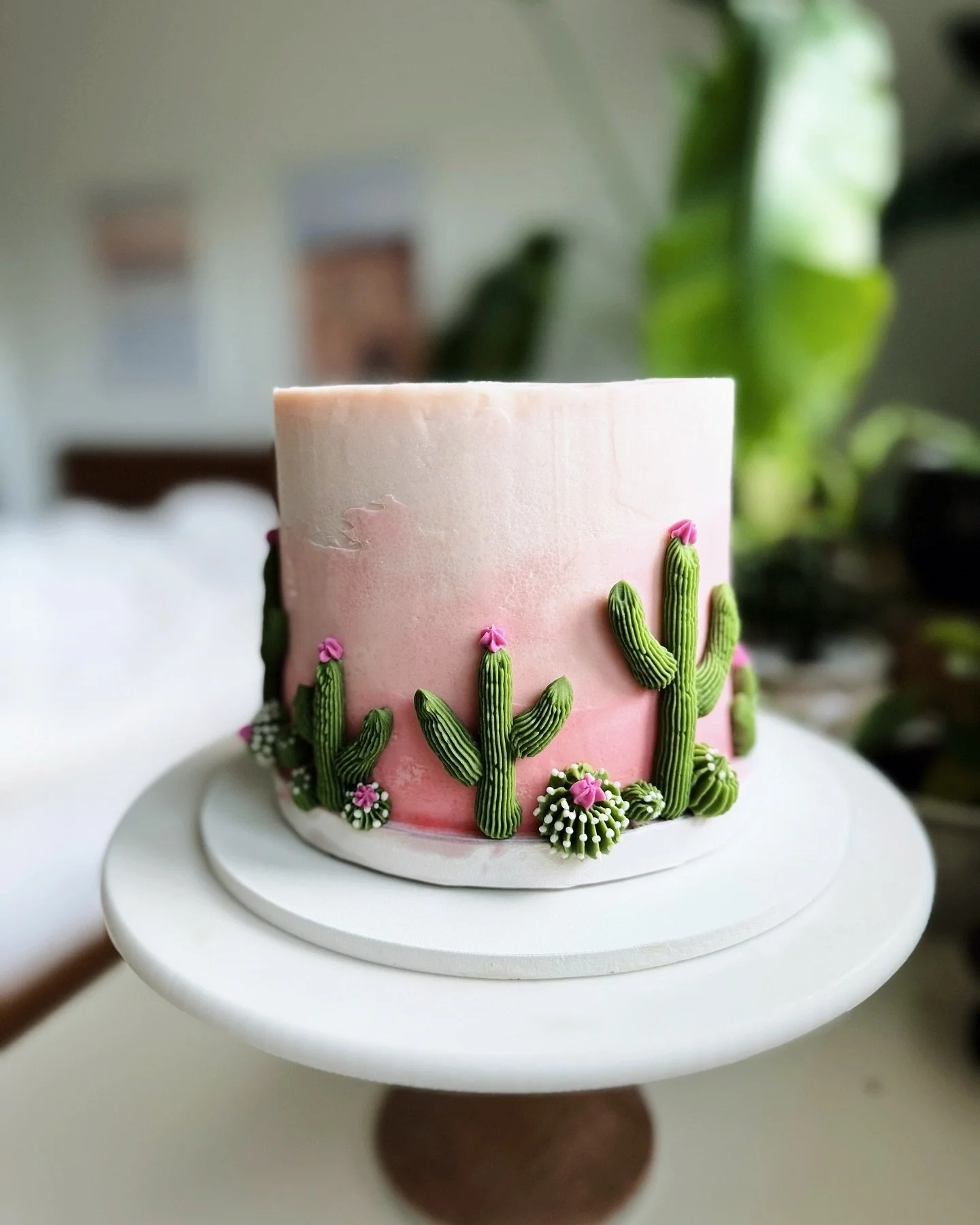 🌵cake -> 🌵🐧cake because our kiddo loves pink, cacti, and penguins (he also loves jellyfish and rainbows but I wasn&rsquo;t able to fit those onto this cake - maybe next year). And yes - I froze the penguin cake head from last year 🫣
.
🌵cake d