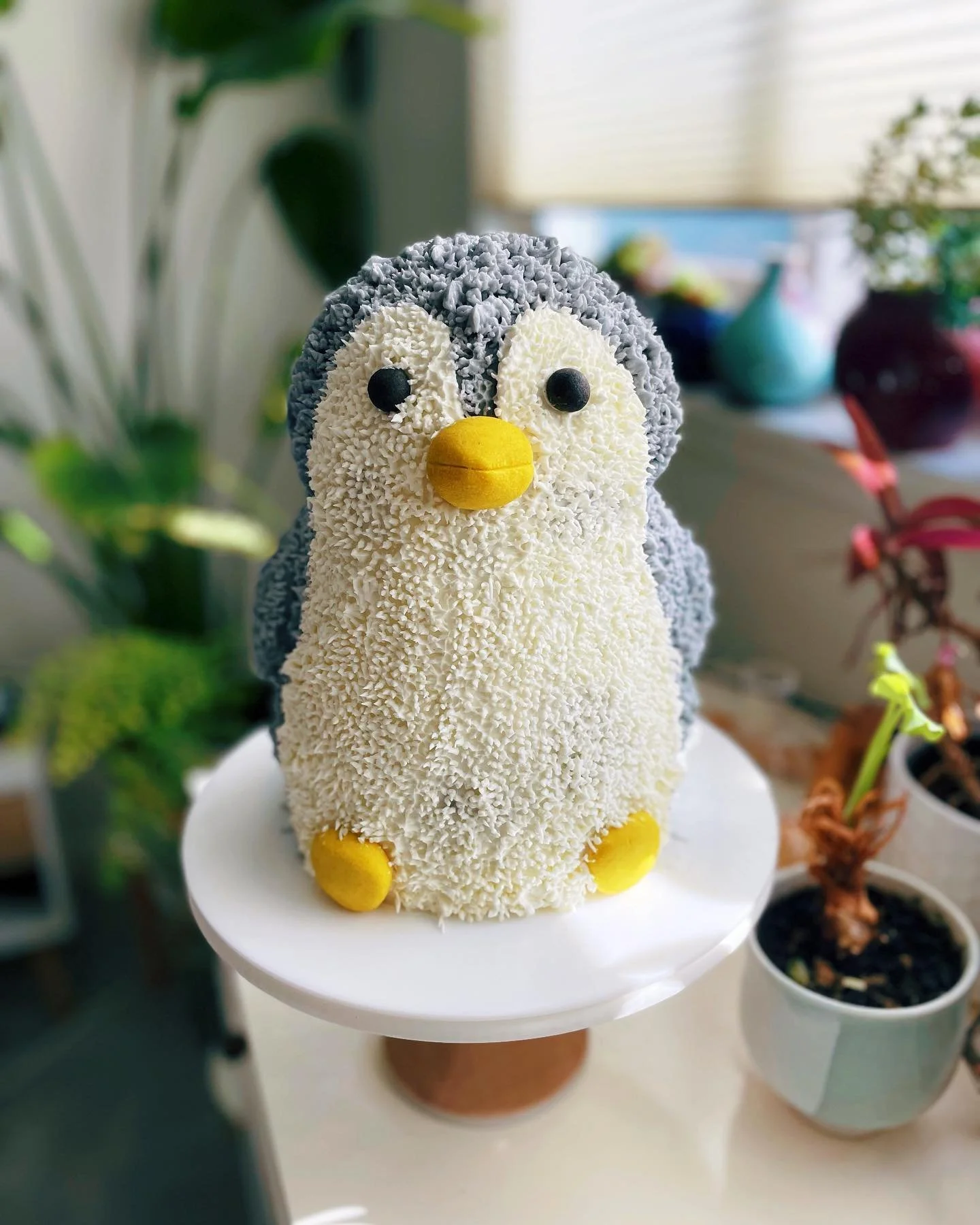 🐧 cake for our kiddo, who loves penguins! Design inspired by @chelsweets; black sesame cake base recipe from @kristen.morita. Filled with matcha cream cheese frosting and coated with Swiss meringue buttercream colored with butterfly pea tea and blac