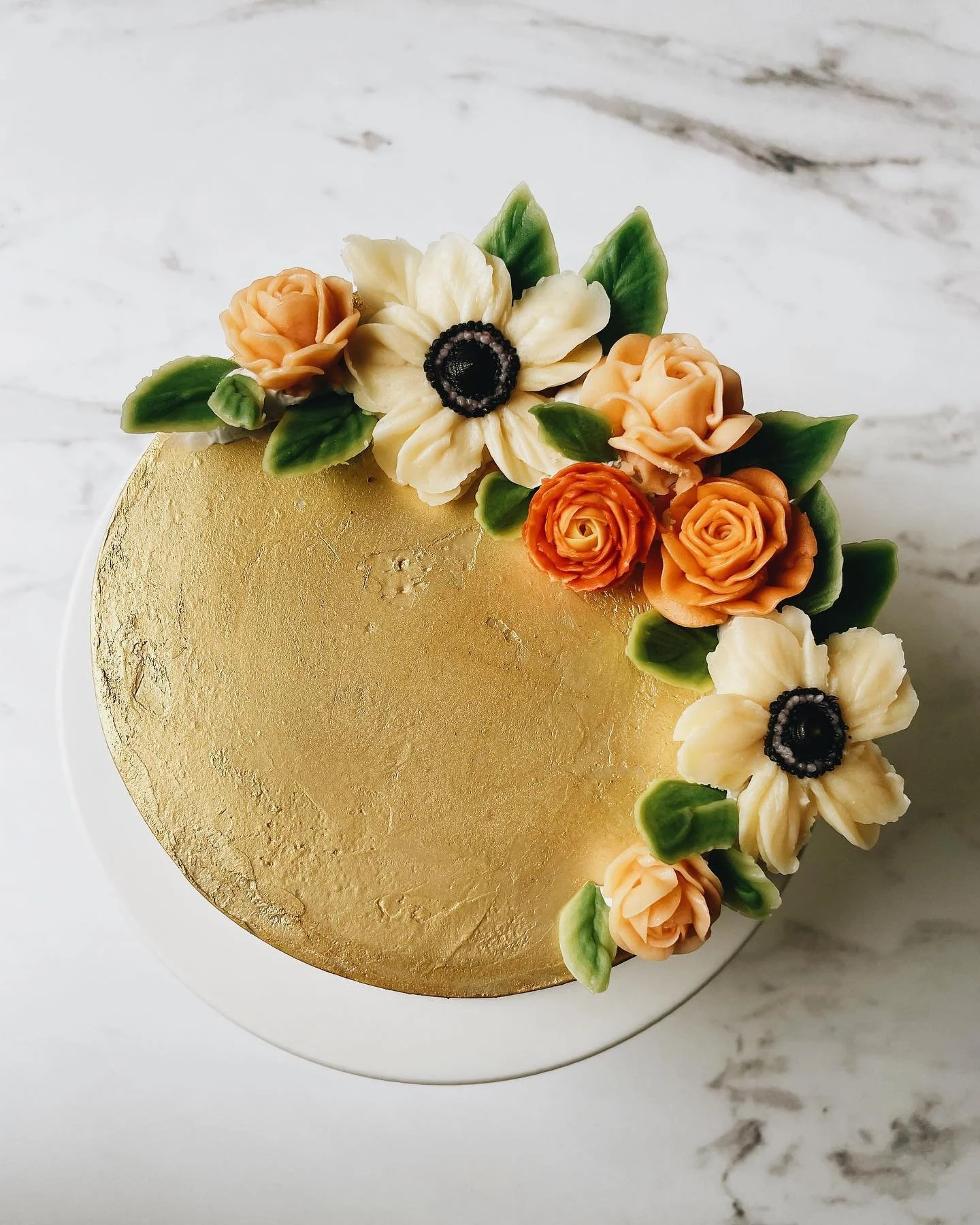 Strawberry buttermilk cake with passion fruit curd filling, cream cheese frosting crumb coat, and Swiss meringue buttercream shell + eggless meringue buttercream flowers and foliage. Color scheme inspired by @fleurisse.design&rsquo;s arrangements; br