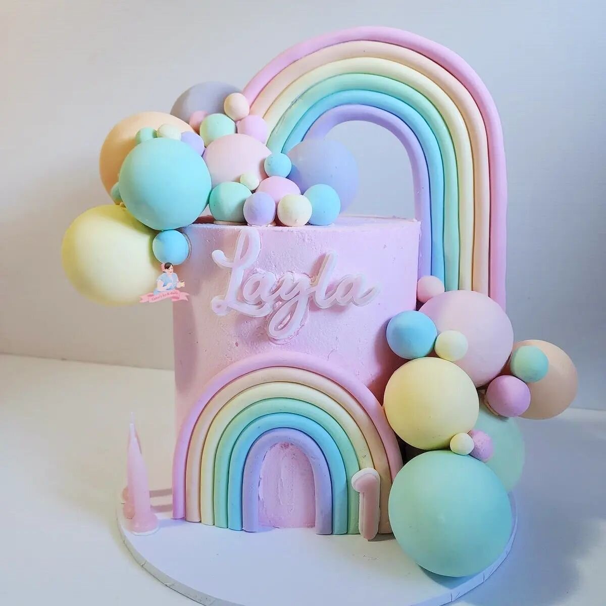 What a magical little cake and setup for Laylas first birthday and to cap off &quot;One&quot; week 🥰

Acrylic topper by @pretty_fix_creative 

#cakerybykbelle #firstbirthday #firstbirthdaycake #firstbirthdayparty #firstbirthdayideas #turningonecake 