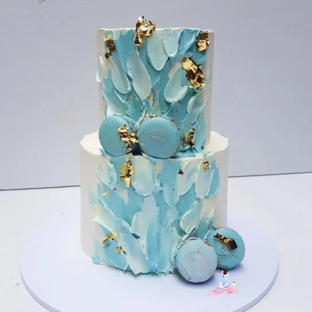 A smattering of blue! 

#cakerybykbelle #smudgecake #paletteknifepainting
#watercolourbuttercream #bluecake
#watercolourcake #texturedcake
#texturedbuttercream #texturedcake #goldleafcake #sydneycakes #cakeart #cakeartist