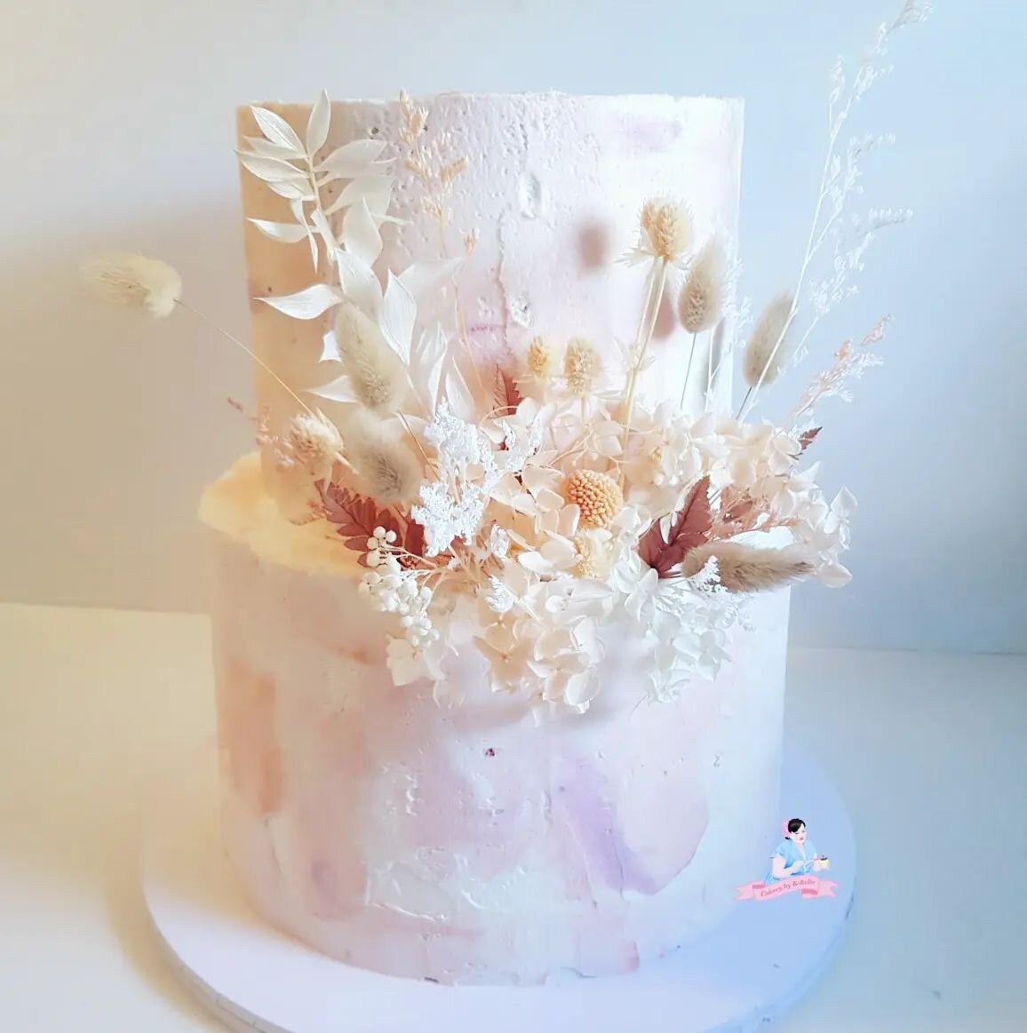 Soft &amp; delicate for this wedding cake! 

Dried flowers by @fleured_up

#cakerybykbelle #weddingcake #weddingcakessydney #wedding #weddingcakewithflowers #weddingcakes #weddingcakesofinstagram #driedflowers #driedflowercake #texturalcake #palettek