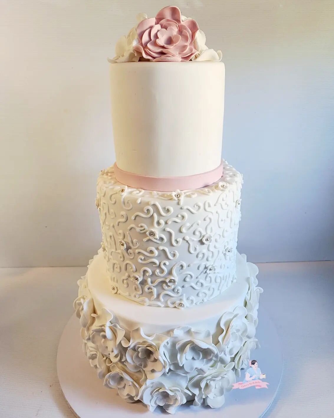 A very traditional design for this wedding cake sent out to sea! 

Venue pics aboard @starship_group

#cakerybykbelle #weddingcake #weddingcakessydney #wedding #weddingcakewithflowers #weddingcakes #fondantflowers #weddingcakesofinstagram #royalicing