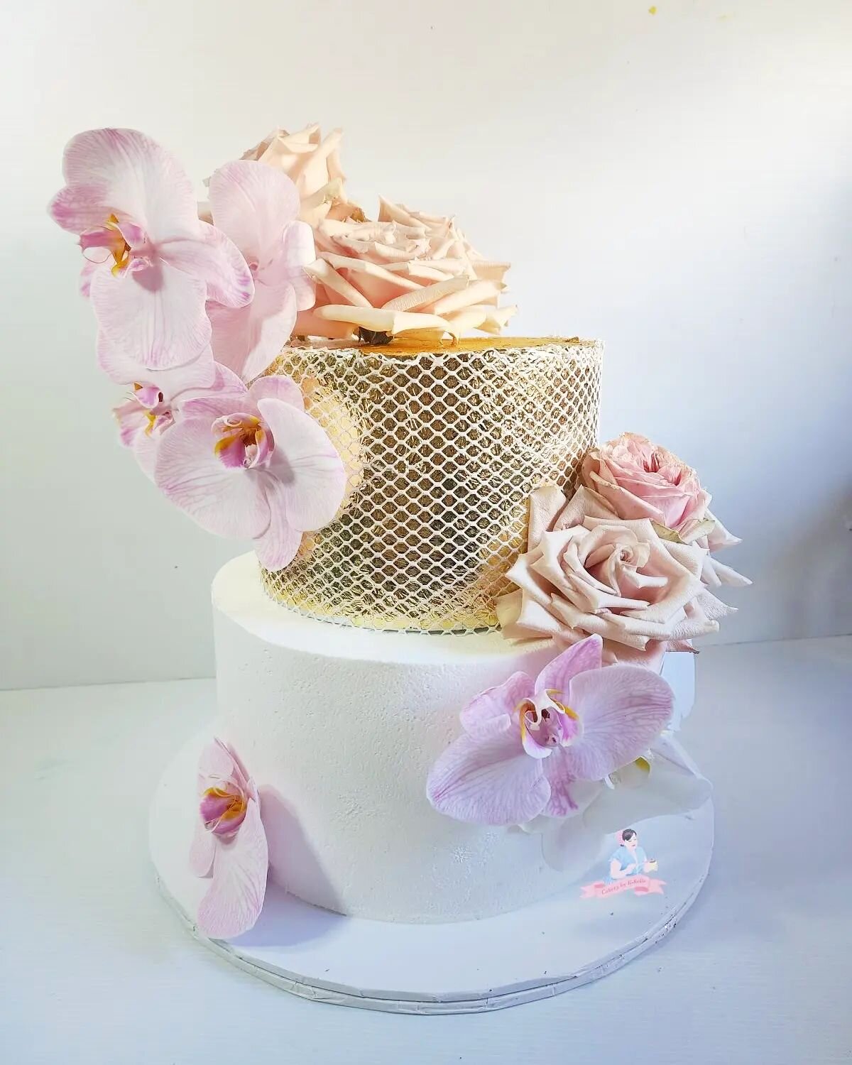 I love, LOVE this cake. Layering lace work on gold leaf over buttercream was a moment I held my breath, you only get one chance! It turned out perfectly and looked so stunning in its setup

Venue: Prince Henry Centre 
Florals: @verdaflore 

#cakeryby