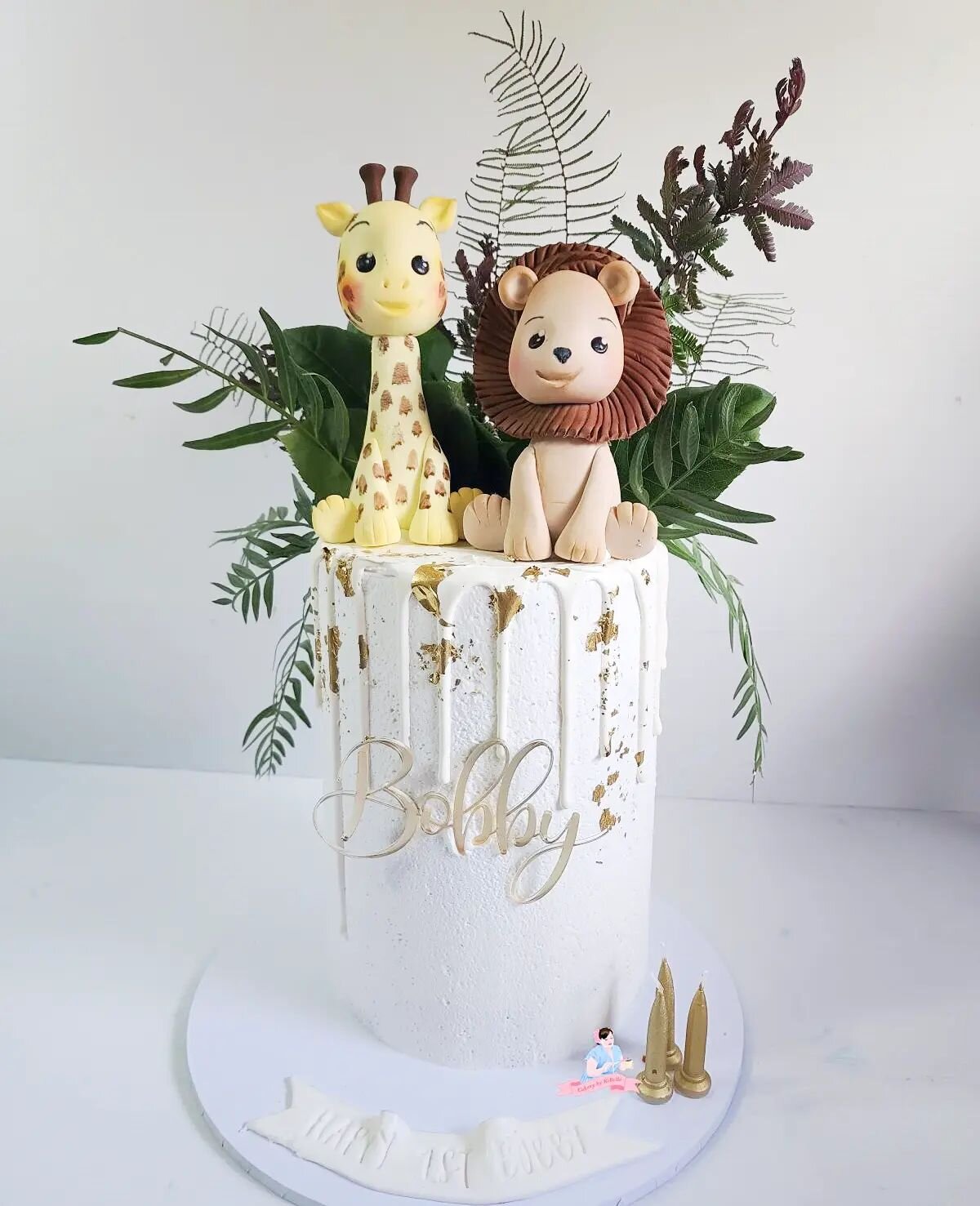 The monochrome drip/finish design is so stylish and becoming a very popular order!

Acrylic front topper by @pretty_fix_creative
Fauna by @verdaflore

#cakerybykbelle #jungleanimalcake #animalcake #jungleanimals #safaricake #safarianimalcake #junglec