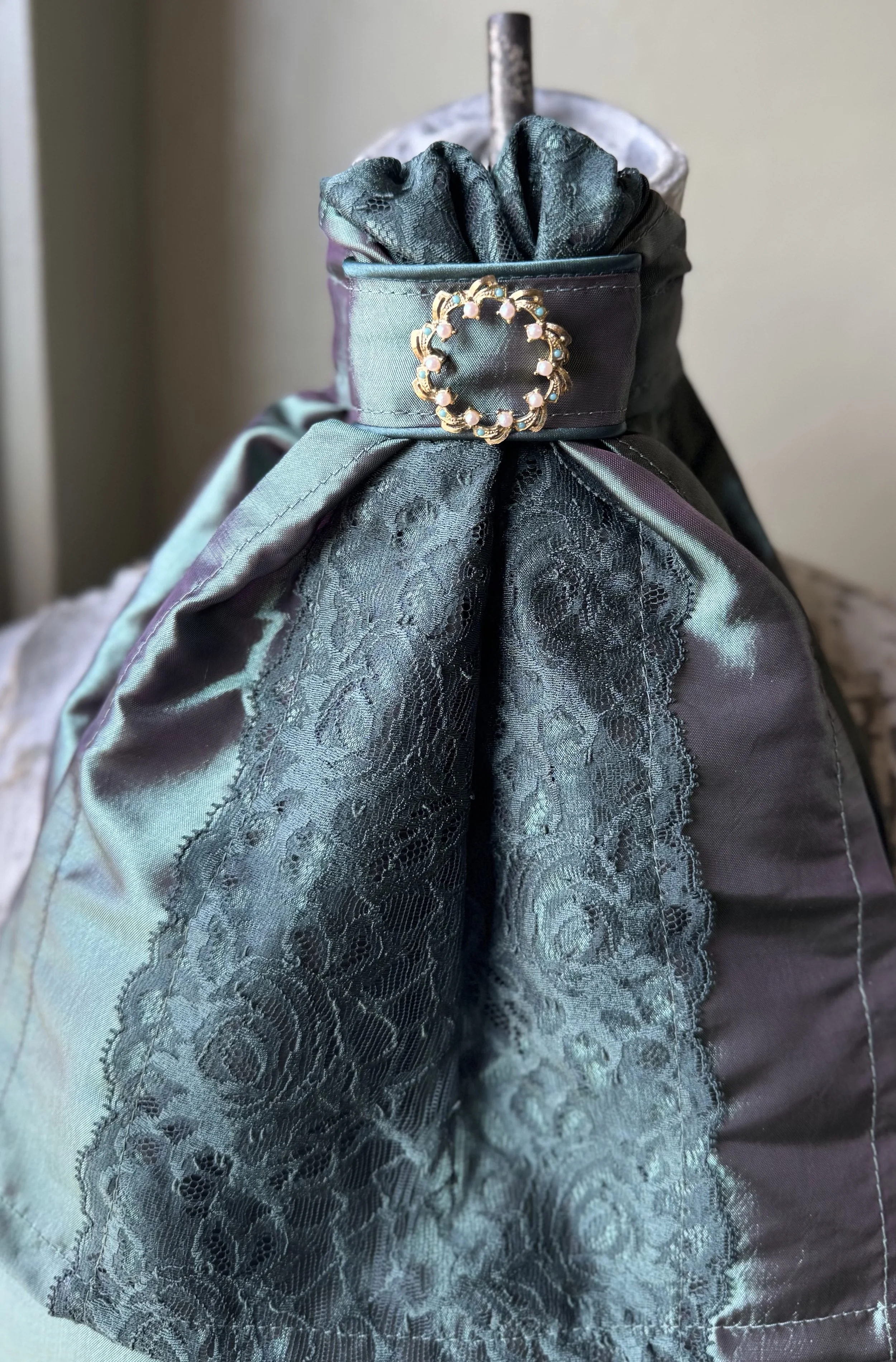Iridescent Green Taffeta Stock Tie with Lace