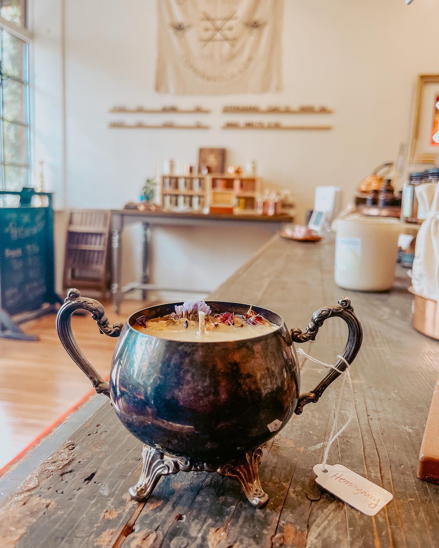 🖤New vintage vessels coming soon with dried botanicals&hellip;🥀

#inlove #driedbotanicals #candlemagic #itsavibe