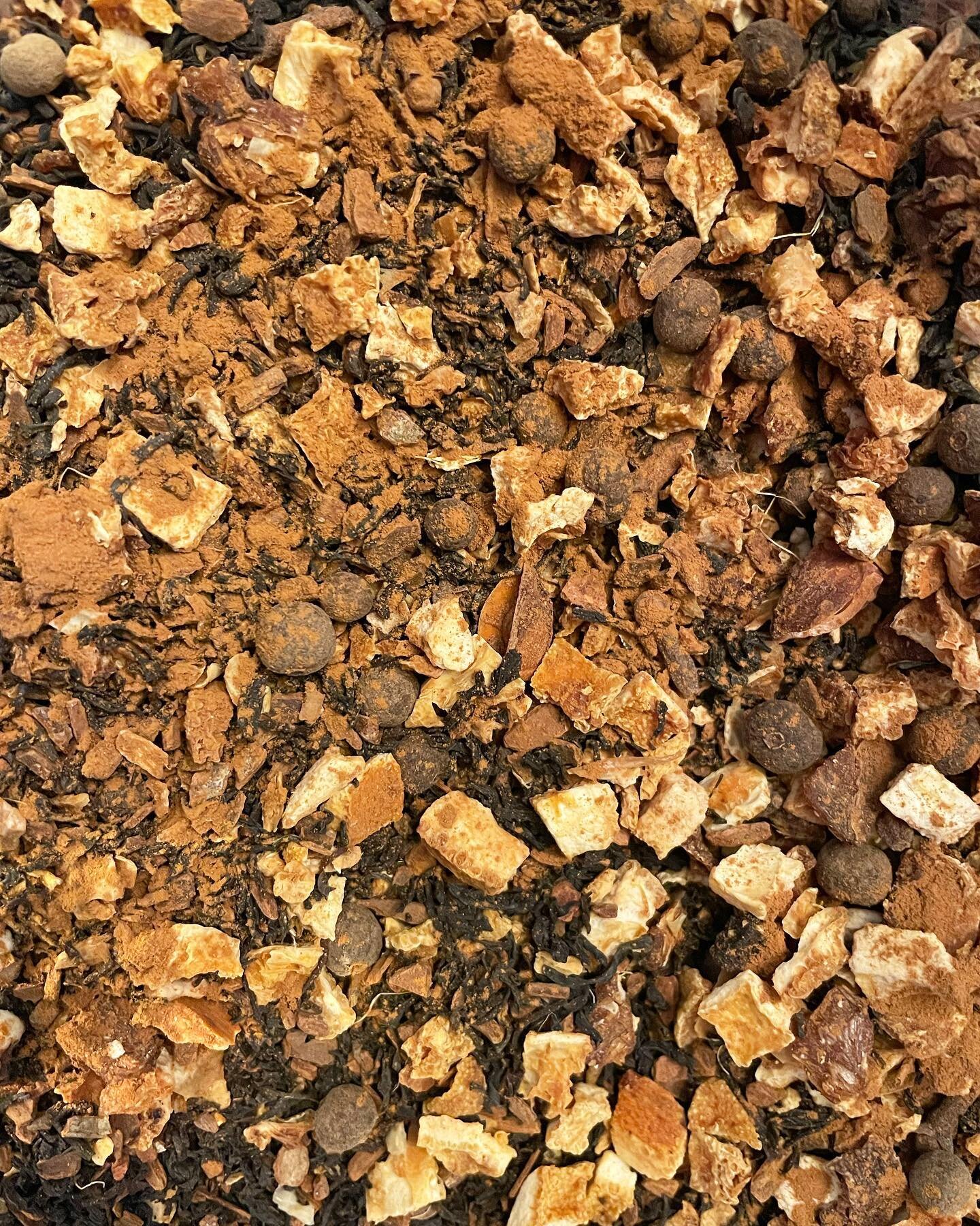 Warm up with a hot cup of our Black Spice blend! 🔥🖤 It&rsquo;s full of all the delicious ingredients that make you feel like you&rsquo;ve cozied up in a cabin by the fire - cassia cinnamon chips, oranges, allspice, orange peel, ginger, cloves, and 