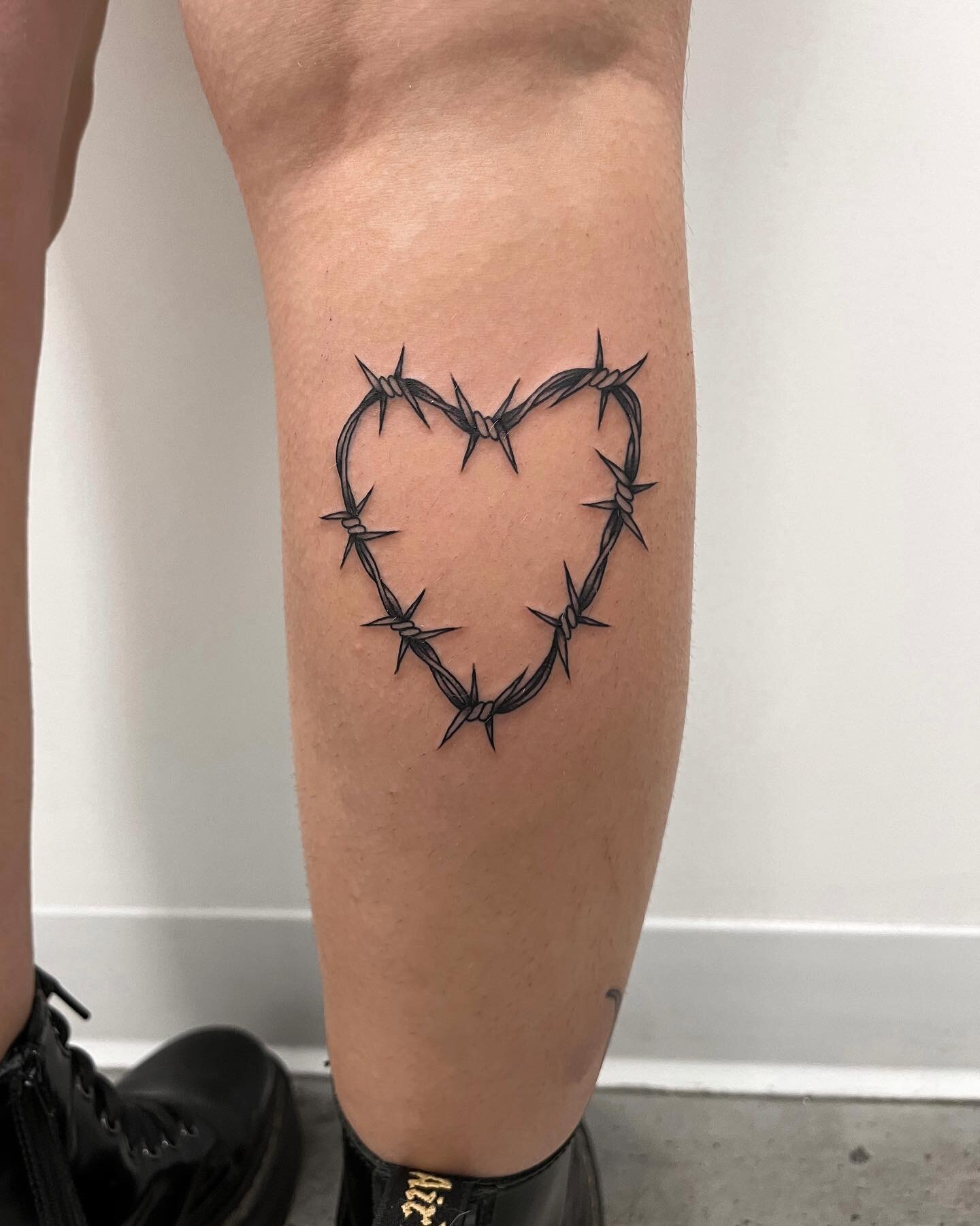 Find this design and more new flash on my BookMe site now! Availability for November is open 😎

app.bookme.ink/wallflowerink