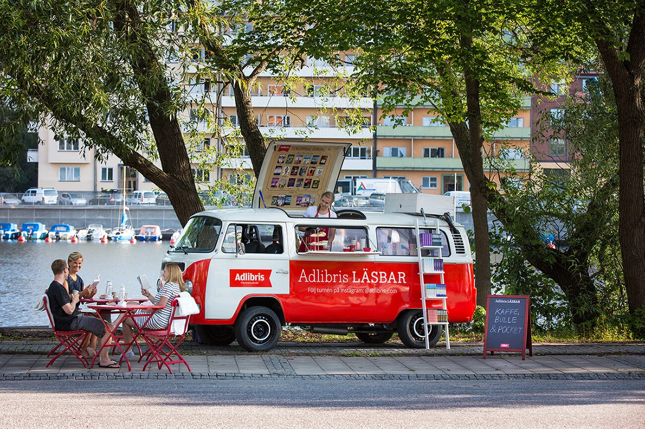 Adlibris Adlibris Läsbar – foodtruck för bokslukare Adlibris, the online bookstore, wanted to meet their customers directly via a food truck. A Volkswagen van therefor was transformed into Adlibris Läsbar. It went on a summer tour ending at H