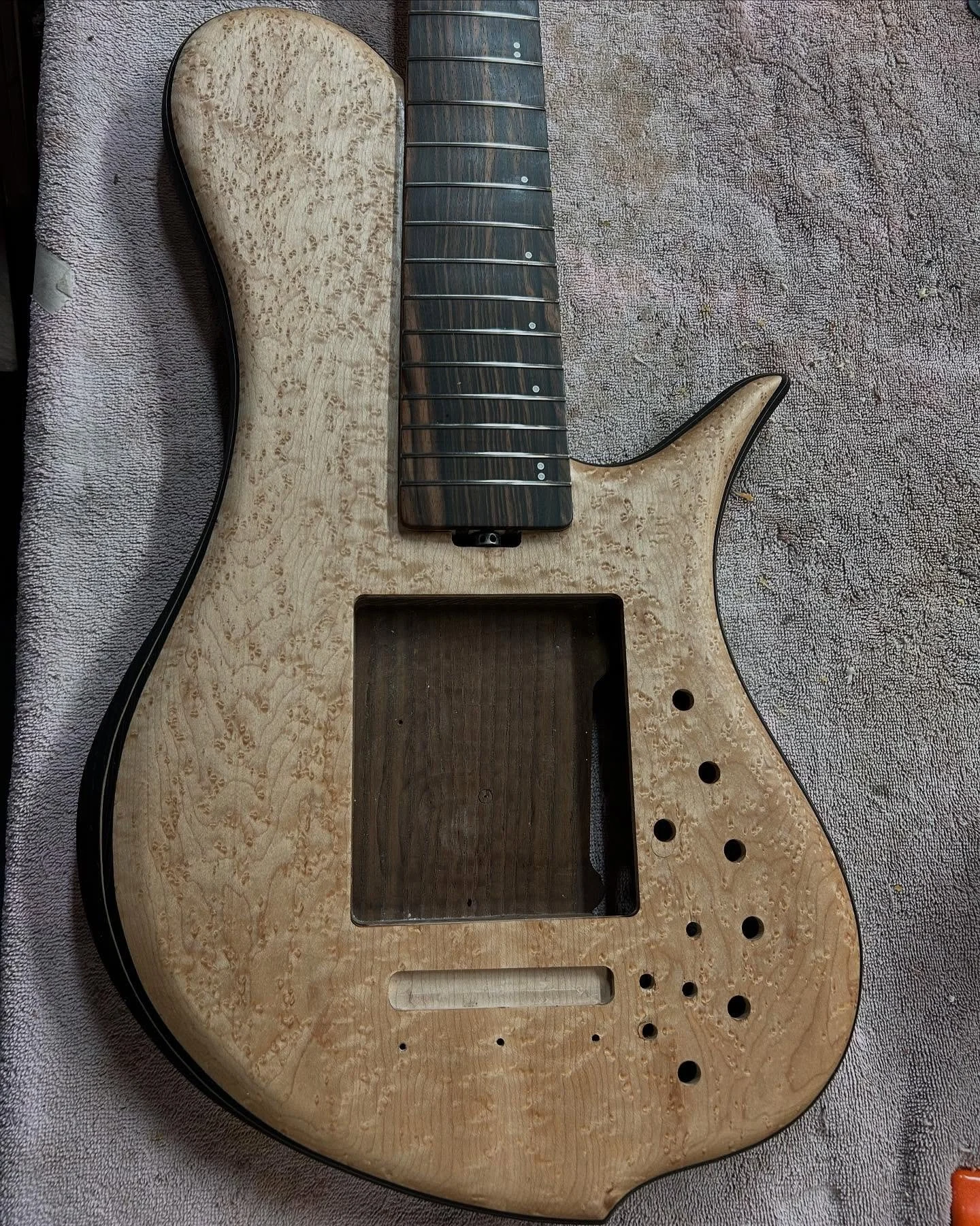 Sealer on @mike_vallis_bass Bustard 5-string bass. The roasted Ash is nearly black&hellip; which gives me other ideas.

Great specs on Mike&rsquo;s bass &ldquo;knobpocalypse&rdquo; and I&rsquo;m looking forward to hearing how it sounds strung up. 

#