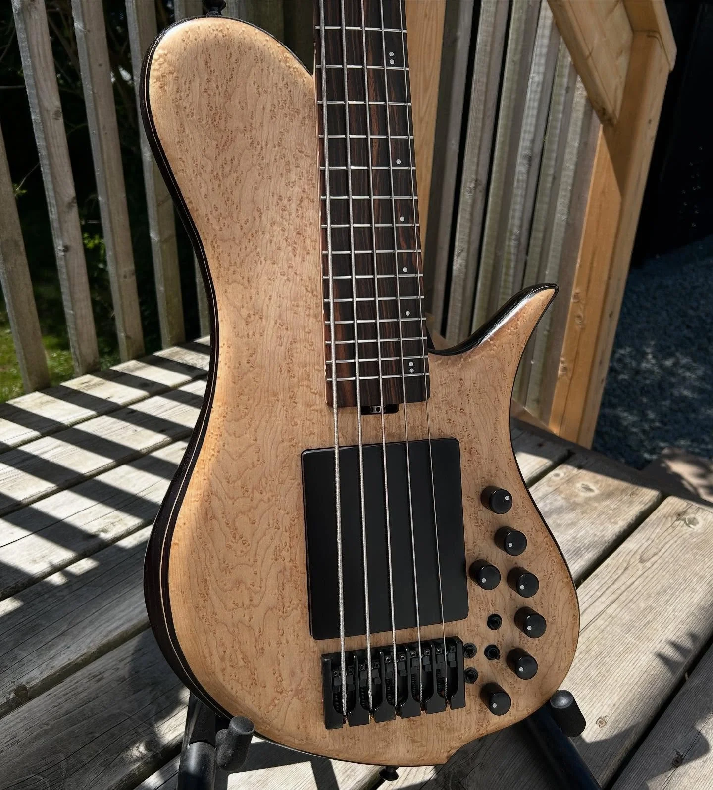 I don&rsquo;t do too many lighter coloured tops, but this Birdseye Maple top on Mike&rsquo;s bass is a knockout!
#bustardbass #stgermaineguitars #custombass #5stringbass #handmadeincanada