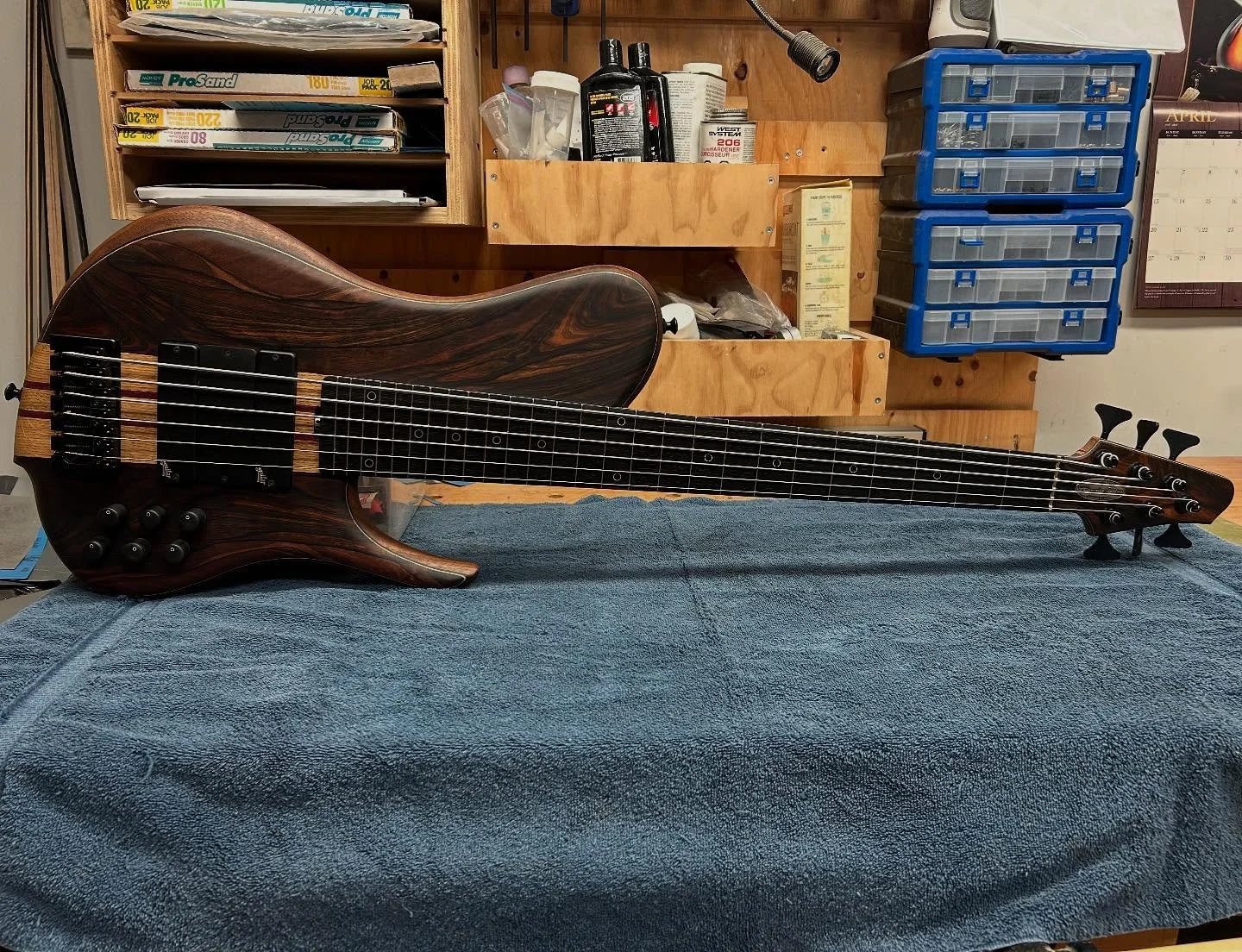 Bernie&rsquo;s Rhea 6-string bass is ready to hit the road.

33&rdquo;/840 mm scale length
16.5 mm bridge spacing, 54 mm nut
White Oak and Purpleheart neck
Mun Ebony on Black Walnut body wings
White Oak tone block with Purpleheart accents
Gabon Ebony