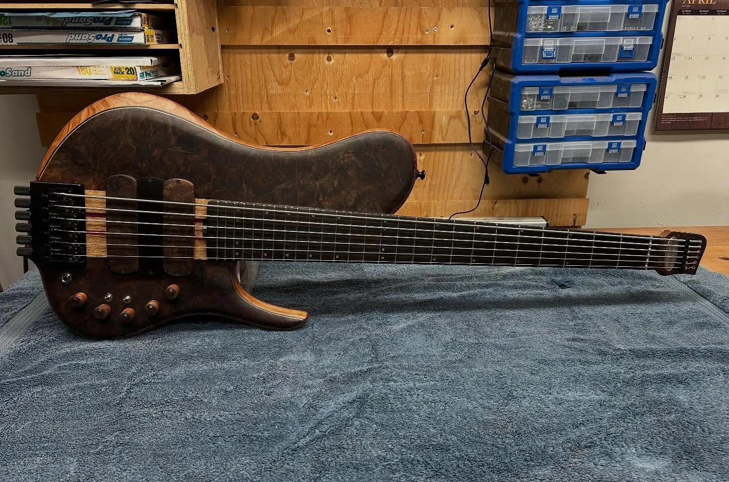 This Rhea 6-string headless bass is headed to @bassnsoulgear 

Specs:
840 mm scale (33&rdquo;)
16.5 mm bridge spacing, 54 mm nut
Claro Walnut Burl wing facings
American Cherry wings
Black Walnut tone block
White Oak and Purpleheart neck
@tmwoodcanada