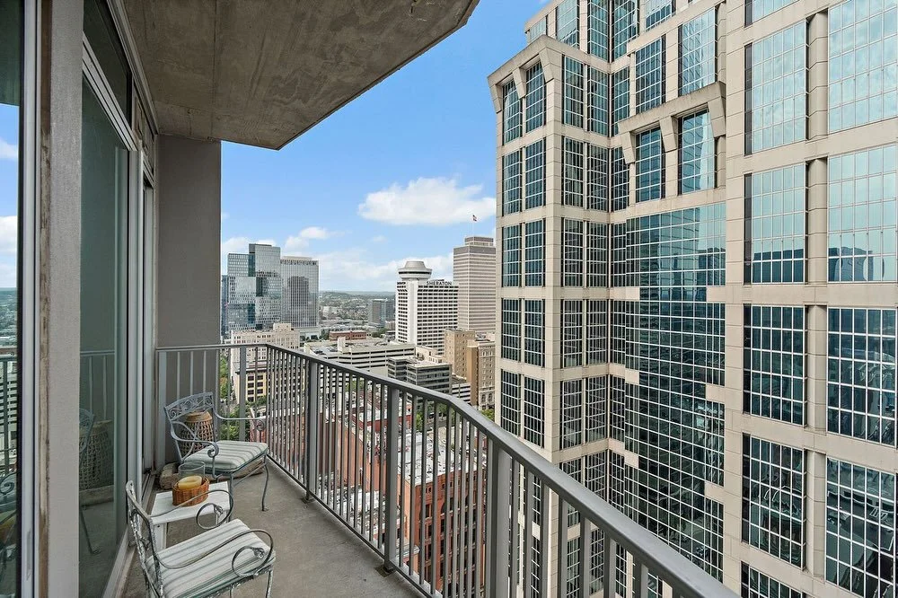 High-Rise Living in the Heart of Nashville 

Perched on the 22nd floor of The Viridian, this 2-bed, 2-bath condo offers luxury living with the warmth of home.

&bull; 1,465 sq ft of open, light-filled space
&bull; Natural hardwoods throughout
&bull; 