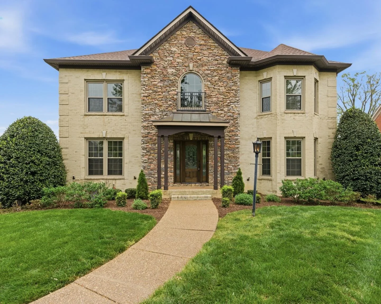 JUST LISTED | Brentwood 

The kind of home that lives beautifully day to day!

9962 Lodestone Drive checks all the boxes with a main level primary suite, a fully finished basement perfect for guests or extra living space, and high ceilings that flow 