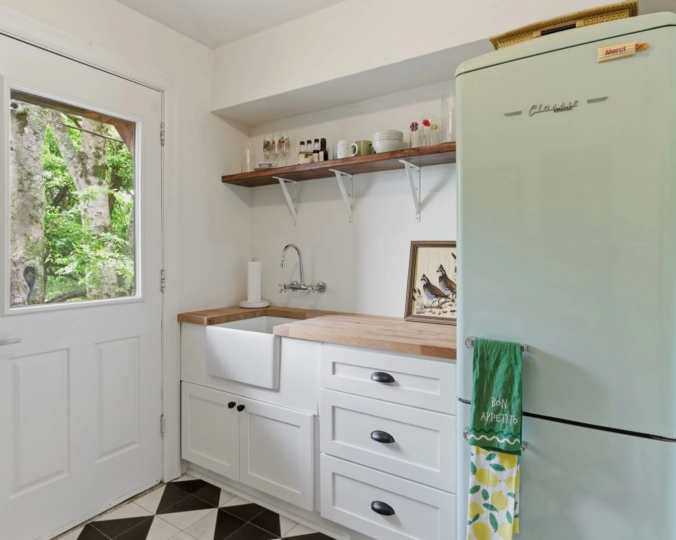 JUST LISTED |  Hillsboro West End 

A rare opportunity to own a character filled condo in one of Nashville&rsquo;s most walkable and convenient locations. 

Original hardwood floors, vintage inspired tile, butcher block counters, and a retro style re