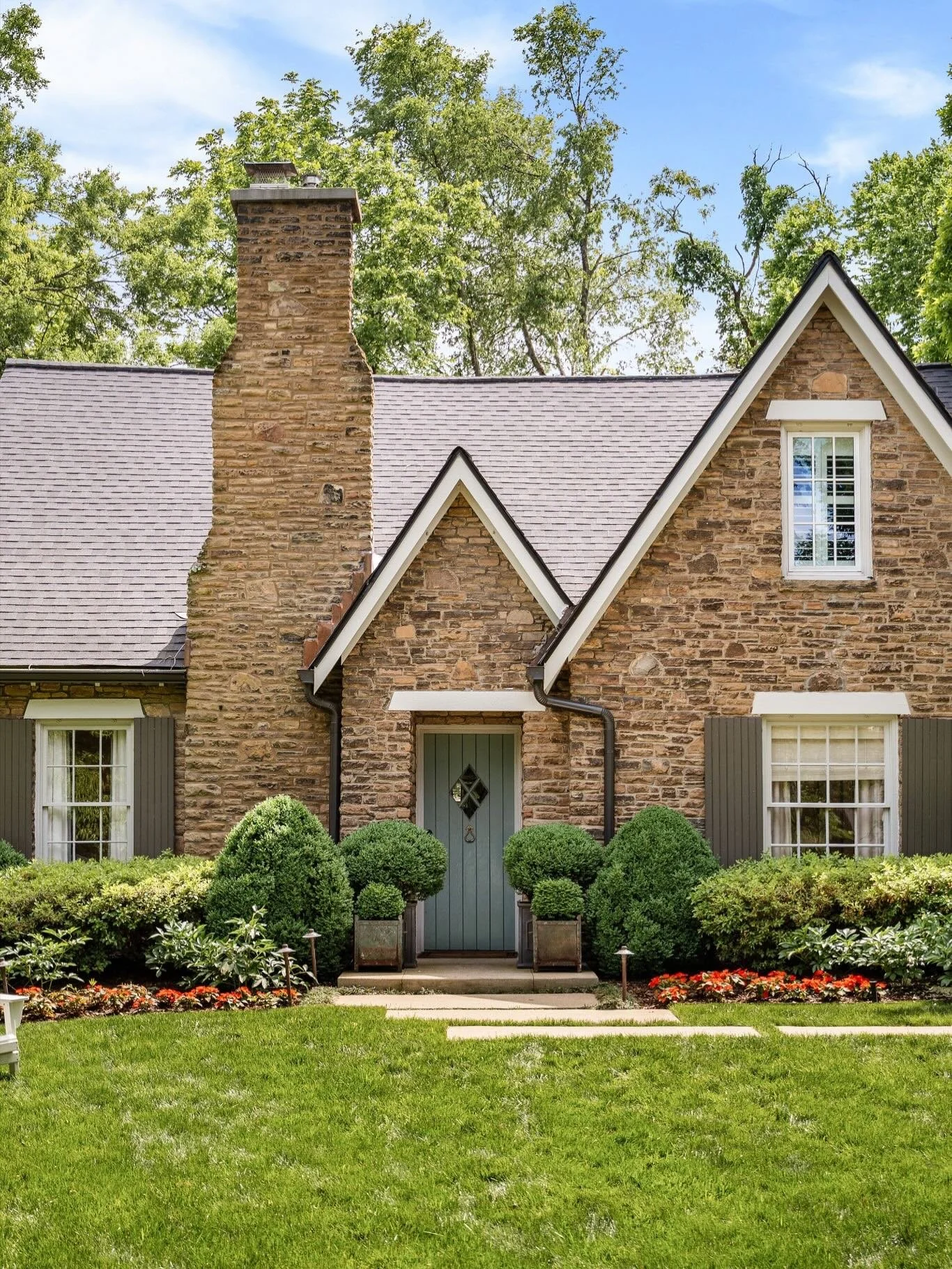 A truly dreamy listings we love ✨

This storybook Tudor is the kind of place that feels instantly warm, welcoming, and timeless. Thoughtfully updated while preserving the soul and character that make it so special, every space feels layered, romantic