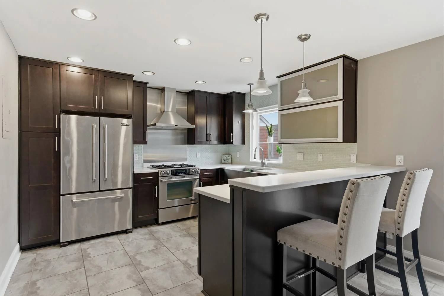 JUST LISTED | Bellevue 

Located in River Plantation, this townhome offers convince and community. Enjoy a renovated kitchen with expanded space and updated finishes, a private backyard patio, two covered parking spaces, and walkable access to the ne