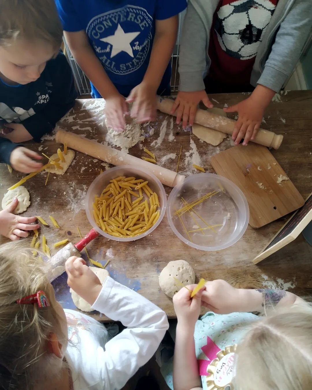 Pasta playdough threading 🍝

The children have each mixed flour, salt and water to make playdough. They then used their fine motor skills to roll out the playdough and push spaghetti in it before threading the pasta on. 

#finemotorskills #playdough