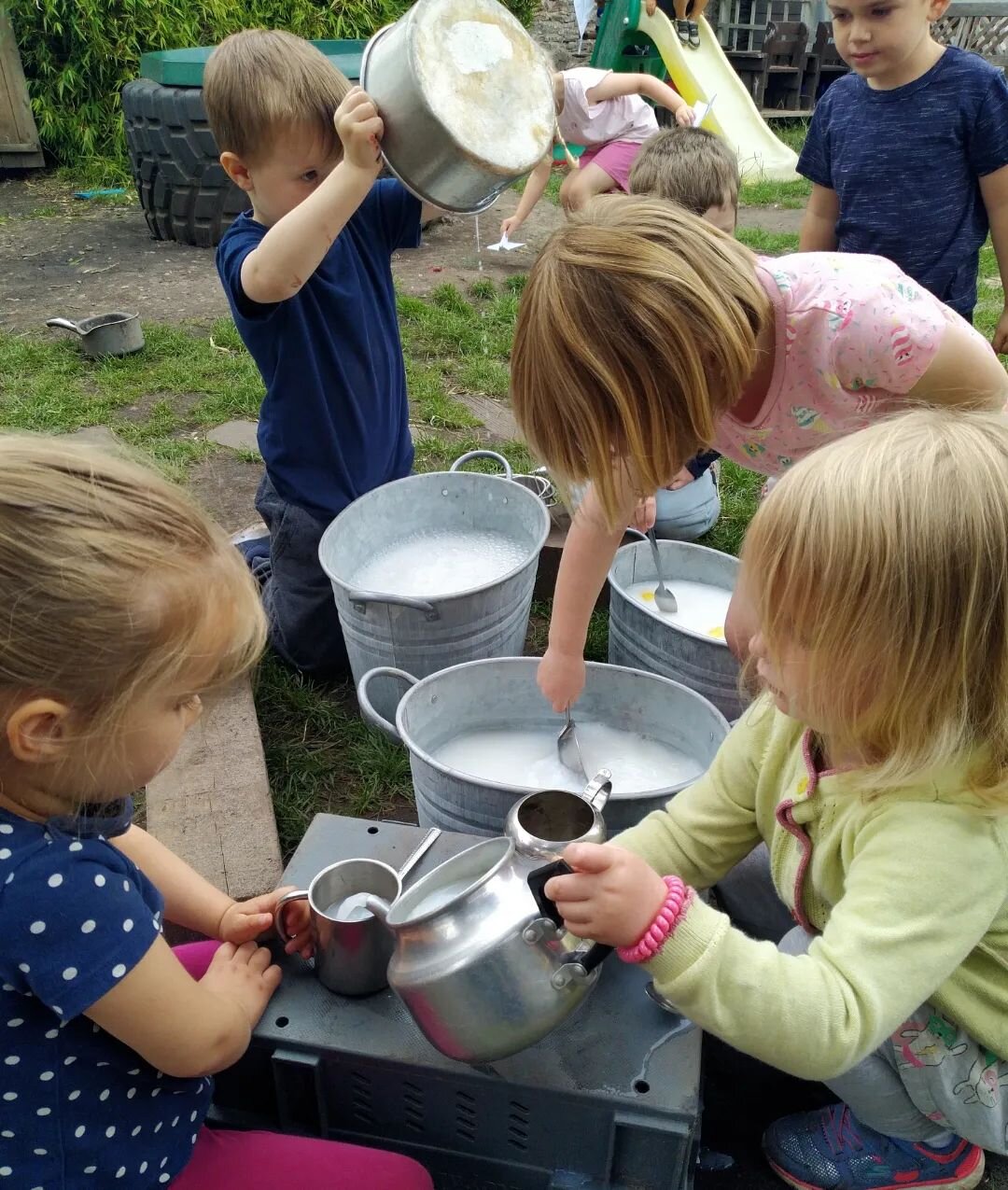 🌺🍋🥛MILKY CITRUS TEA PARTY🥛🍋🌺

The preschoolers have been exploring their senses and practicing their pouring skills whilst gaining knowledge of capacity. 

#sensoryplay #sensoryexploration #exploringsenses #physicaldevelopment #mathematics #fin