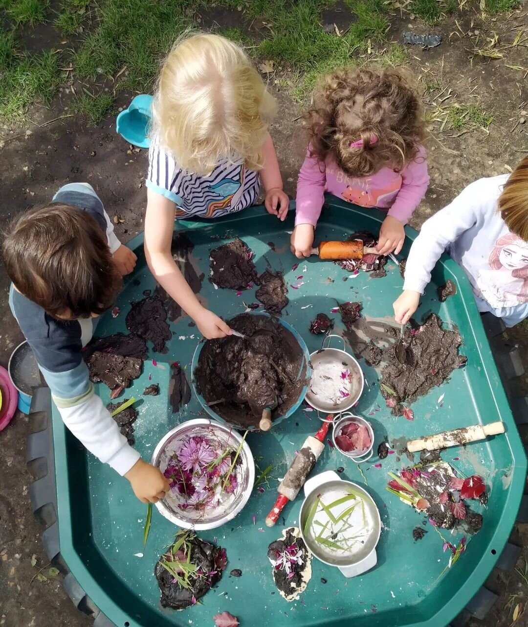 NATURE PIZZA'S 🍕🌿🍂🌺

#outdoorlearning #playbasedlearning #roleplay #natureplay #naturalresources #pizzamaking #outdoorplay #learningexperience #learningthroughnature #learningthroughplay #earlyyears #eyfs #earlyyearsides #preschoolers #toddlers #