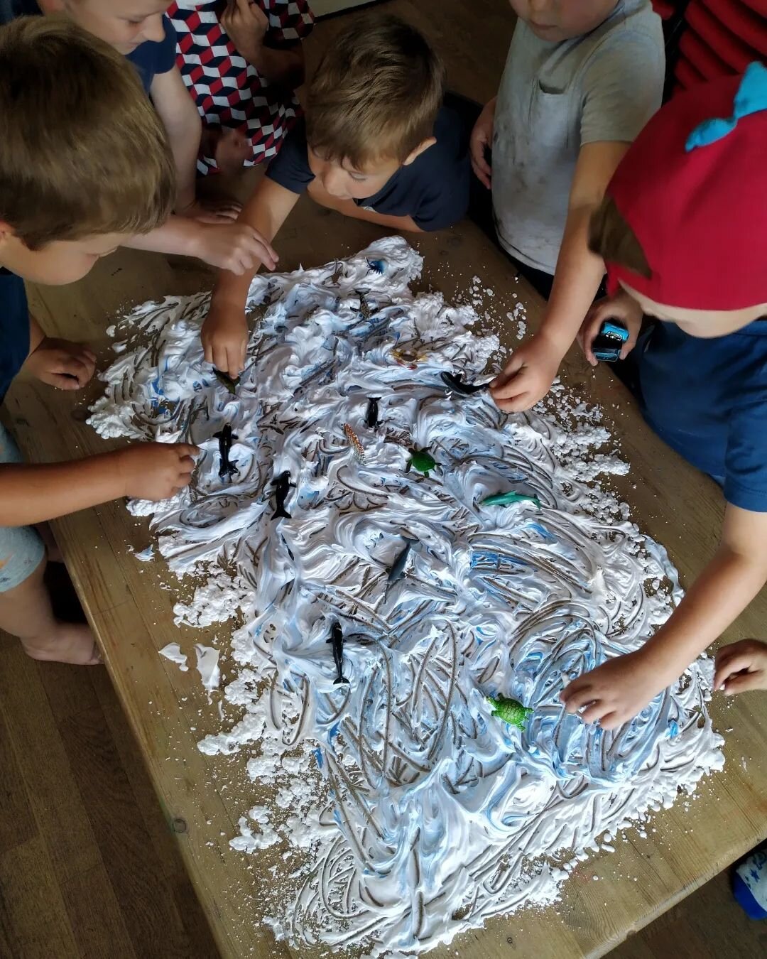 Foam sea world🌊🐟

After spending the past week travelling the world on our boat we decided to look deeper ... What's under the sea? 🐟 The children used their senses to explore the foam sea world and discovered the different sea animals🦀🐟

#explo