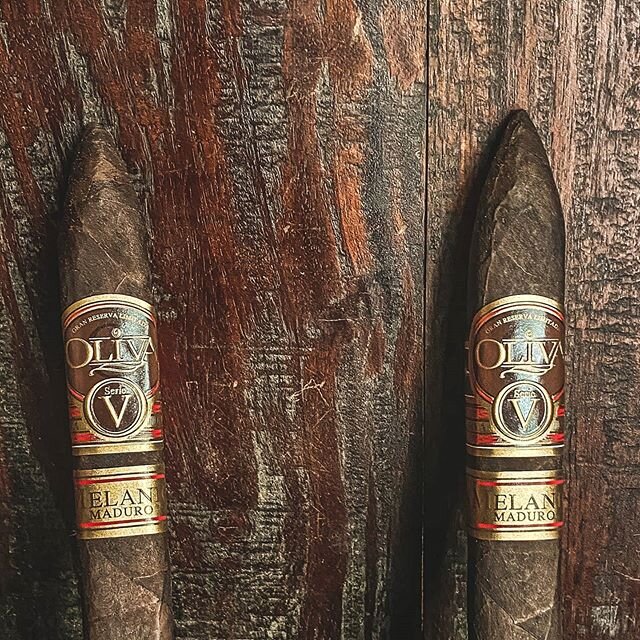 #humpdayvibes ..For some a classic but for most of us,  it's just a special cigar🌞..Oliva V Melanio TORPEDO @olivacigar 🔥🔥 HAVE A GREAT DAY FAMILIA 🙏🏼 PHOTOCRED 📸 @maddenphotography_ 
#ligerotobaccohouse#foundationcigarlounge#cigars#cigarphotog