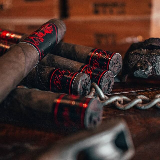 🔥Viernes Social Familia ...5 year anniversary BISHOPS BLEND BACK IN STOCK ..CORONA LARGO &amp;  Robusto @blacklabeltradingco @blkshp_koy PHOTOCRED 📸@maddenphotography_

#ligerotobaccohouse#foundationcigarlounge#cigars#cigarphotography #cigarsatlant