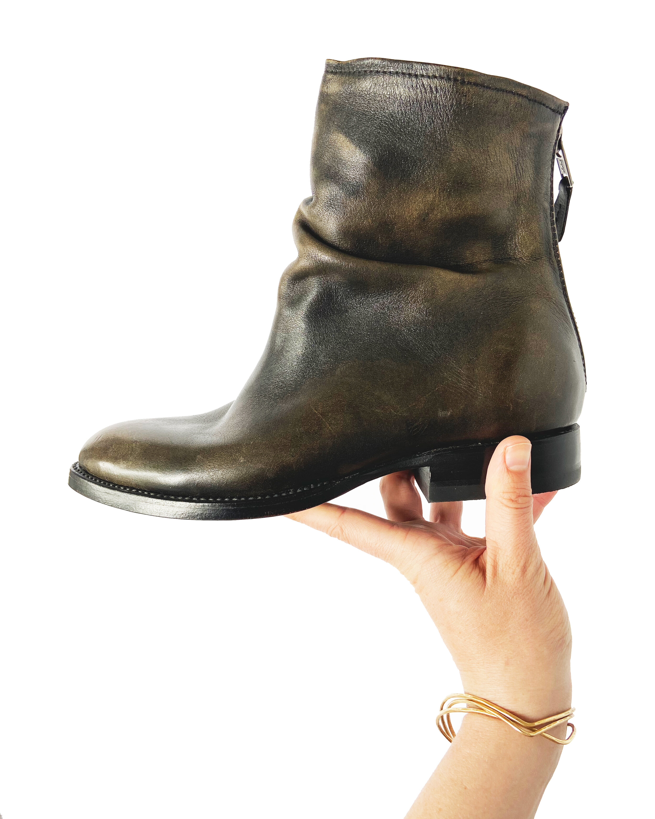 the first prototype. a wonderful leather from a small tannery in Leon, MX that is now sadly defunct.