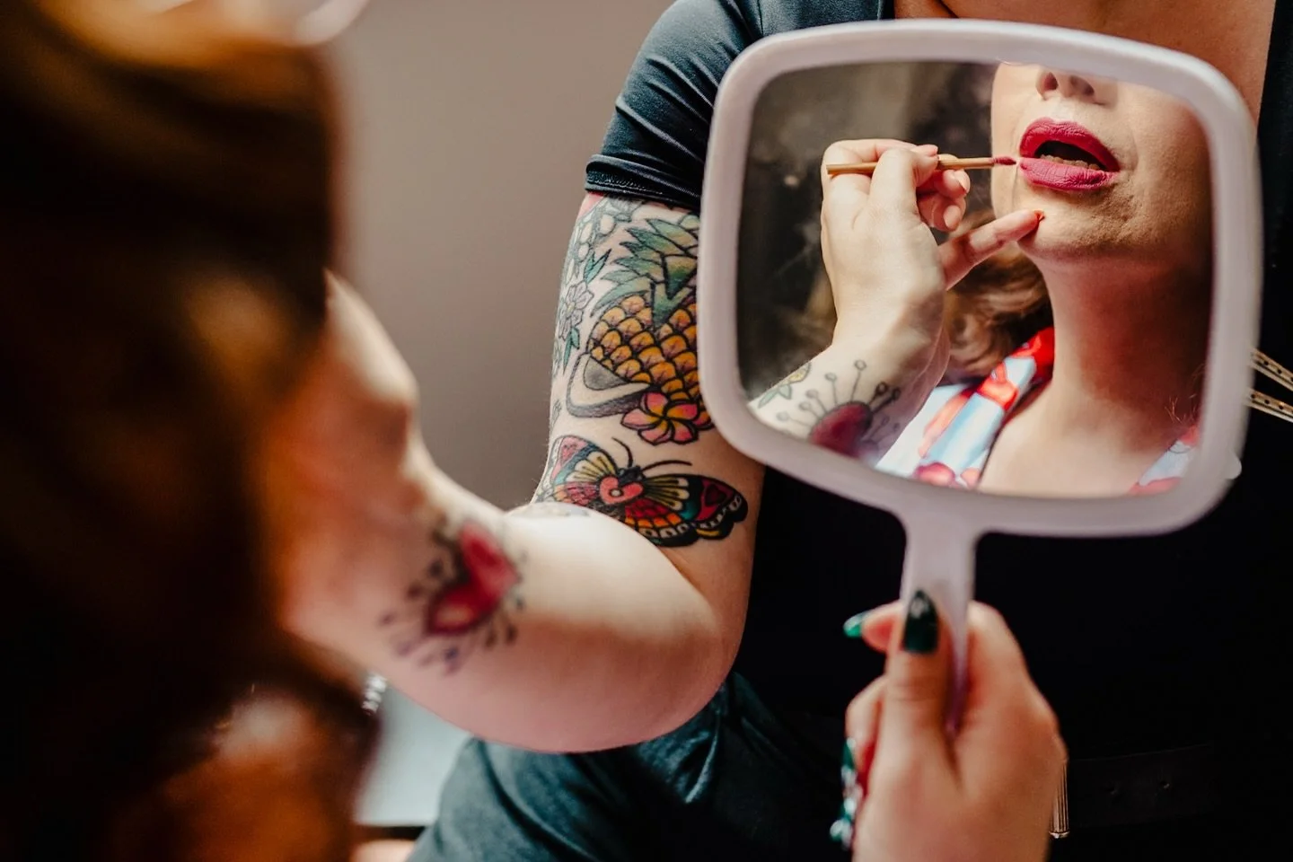 In love with this photo of Laura getting ready, featuring the handiwork of @emma_rose_artistry 

#manchesterwedding #manchesterbride #alternativewedding