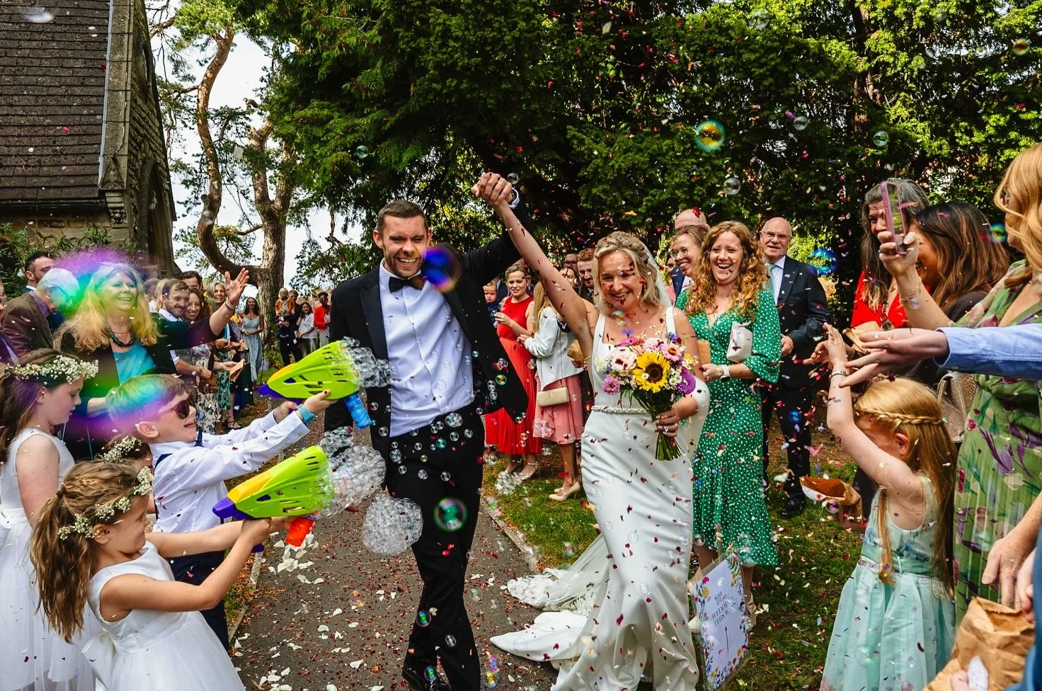 Lucy and Keith&rsquo;s enormous wedding in Cheltenham last weekend. A wonderful celebration, and they definitely got the memo on the confetti!

Venue @thefrogmill 
Flowers @grandmasgardenchelt 
Photos @carolinegooseyphotography