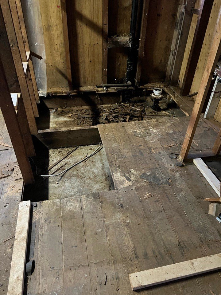  Removal and clean-up of water-damaged subfloor 