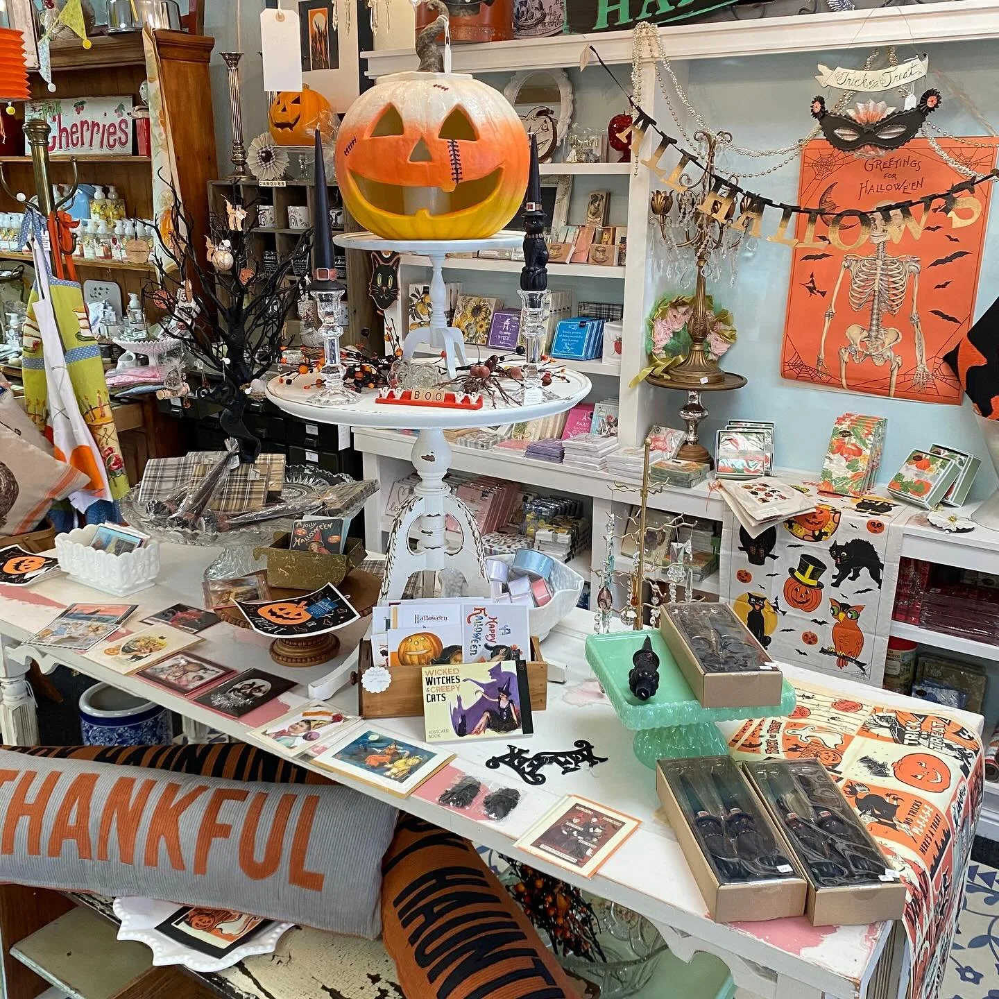 Sale today and tomorrow at Summer Porch! Halloween will be tucked away next week to get ready for the next holiday. So get it now!
#summer_porch