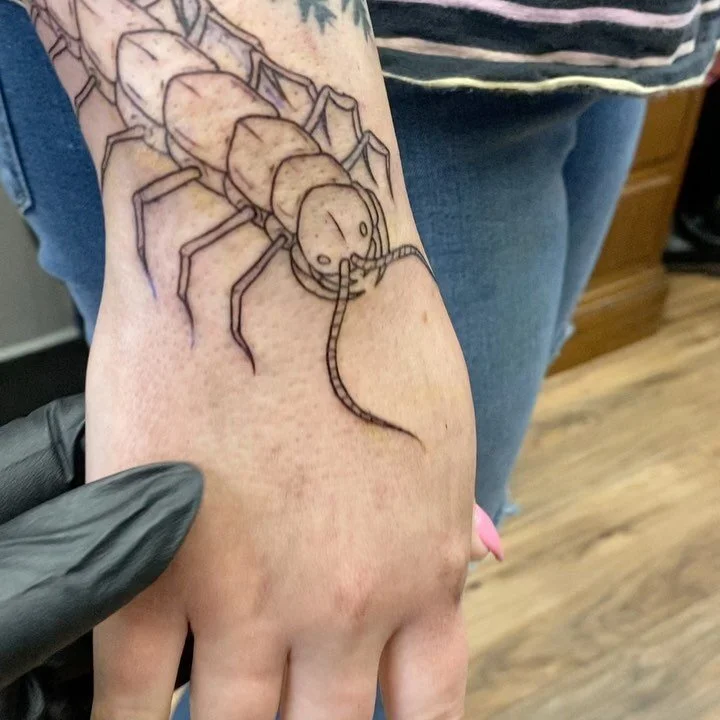 Drawn on creepy crawly centipede for @_im_struggling_ second can&rsquo;t wait to shade em at the second session! Thank you for looking!

DM or email ravenjuliet@yahoo.com to book!

#tattoo #tattoodesign #art #artist #milwaukee #milwaukeeart #milwauke