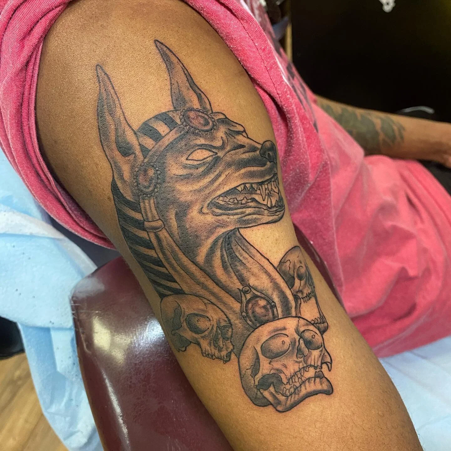 Anubis tattoo for @diamantexix thank you so much! Loved doing some heavy blacks for the face! 

#tattoo #tattoodesign #art #artist #milwaukee #milwaukeeart #milwaukeeartist #milwaukeetattooartist #wisconsintattooartist #ladytattooers #artistsoninstag