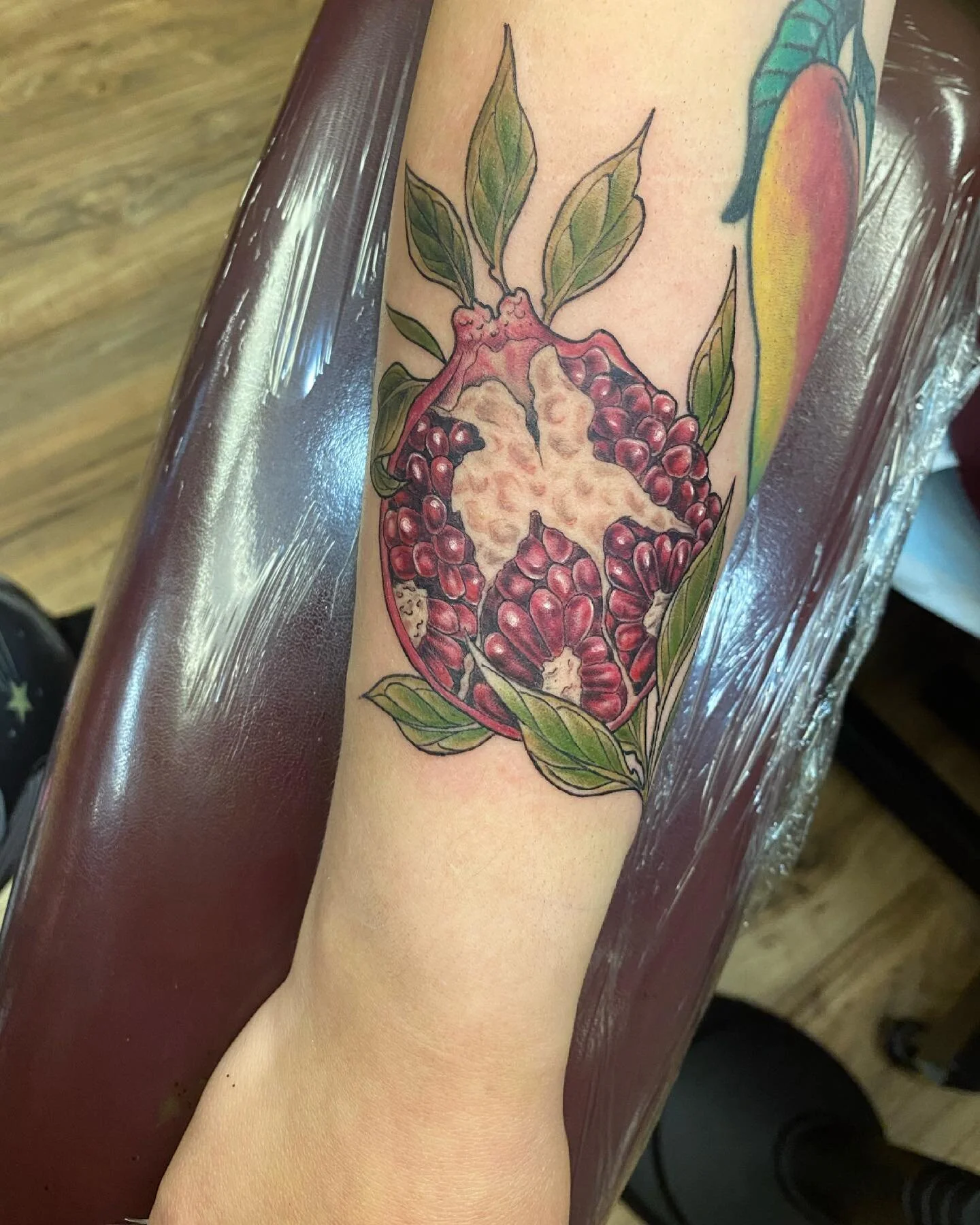 A pretty pomegranate for Zoe! ❤️❤️❤️ More fruit to come! Thank you so much Zoe for your trust and letting me do a Pom finally! 

#tattoo #tattoodesign #art #artist #milwaukee #milwaukeeart #milwaukeeartist #milwaukeetattooartist #wisconsintattooartis