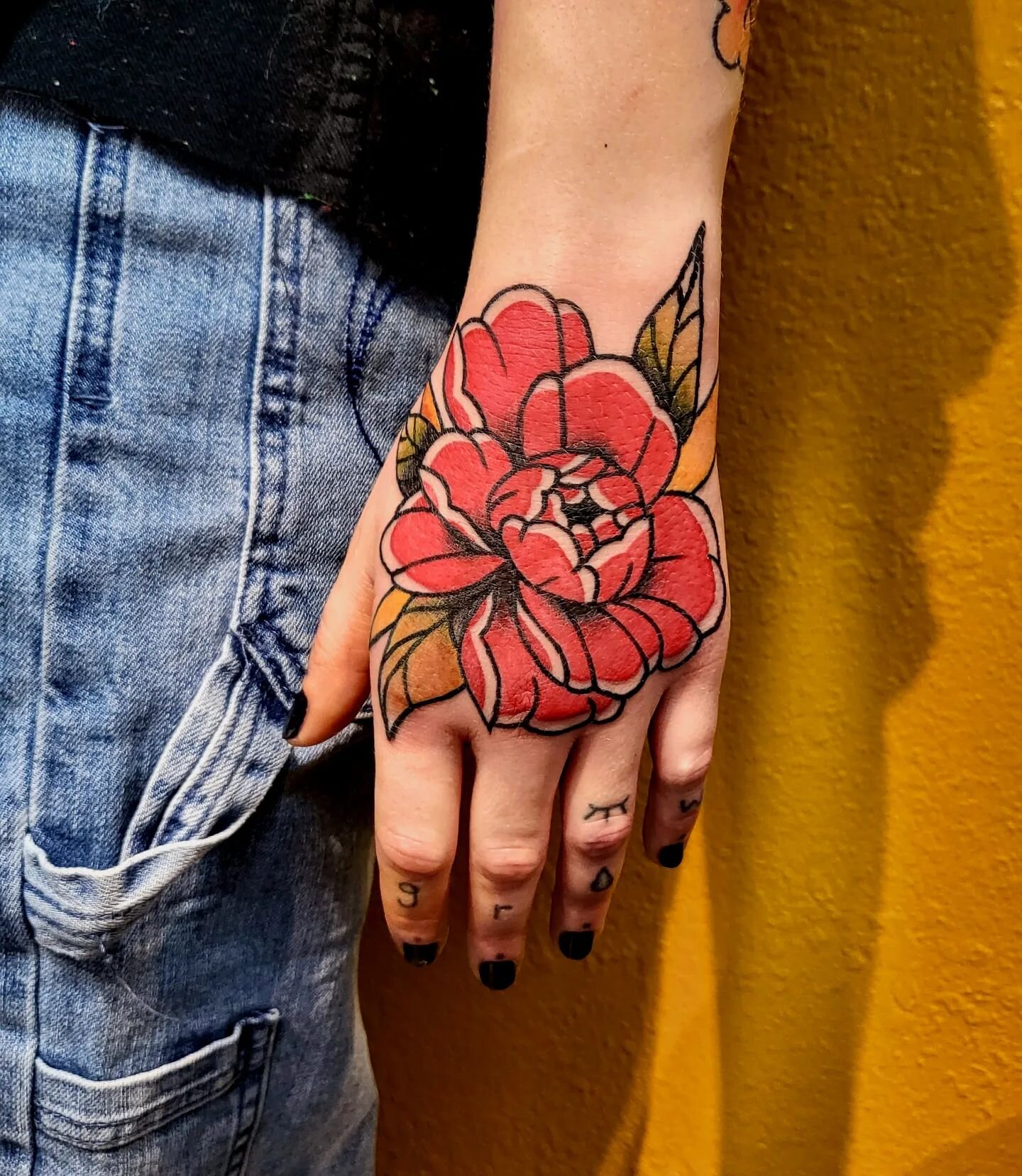 hand peony on @ehh.lauren ❤️ so happy that my first big hand piece gets to be on someone I've known for so long. thank you immensely for you trust Lauren! 

#traditionaltattoo #americantraditional #colortattoo #peonytattoo #flowertattoo #handtattoo #